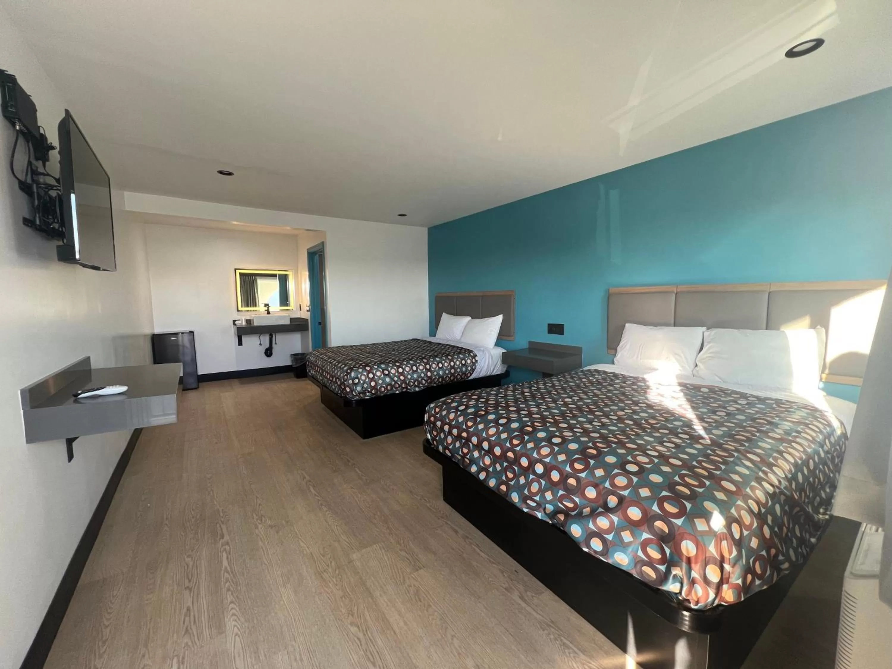 Communal lounge/ TV room, Bed in Arlo Motel