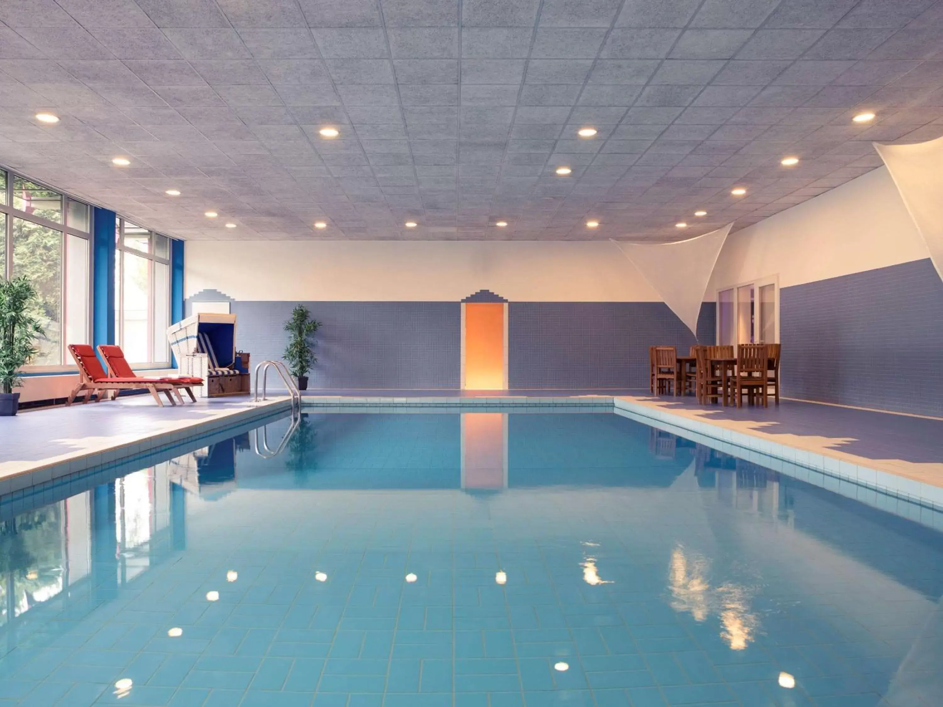 Photo of the whole room, Swimming Pool in Mercure Stuttgart Sindelfingen an der Messe