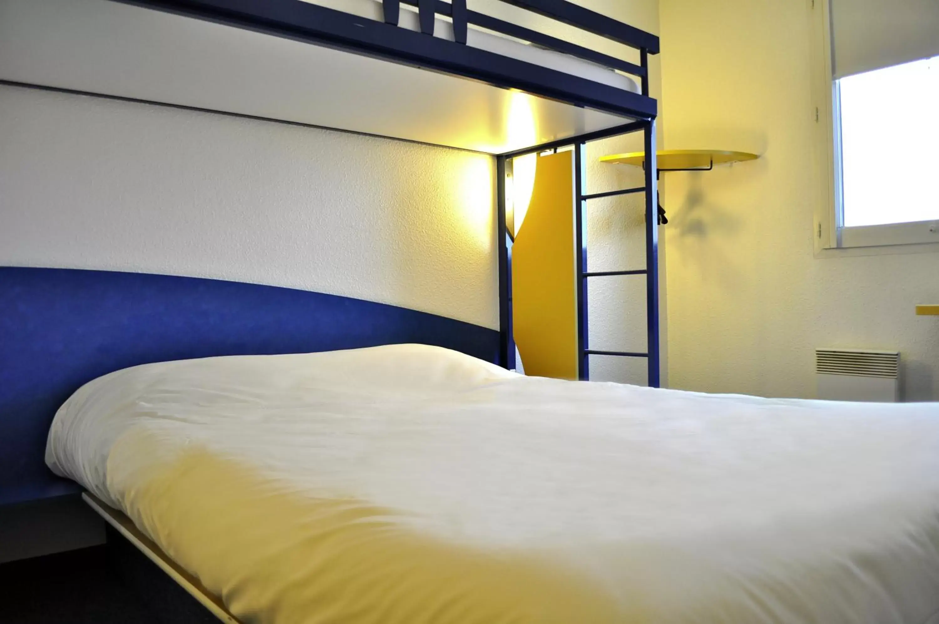 Bed in ibis budget Aachen Raeren Grenze