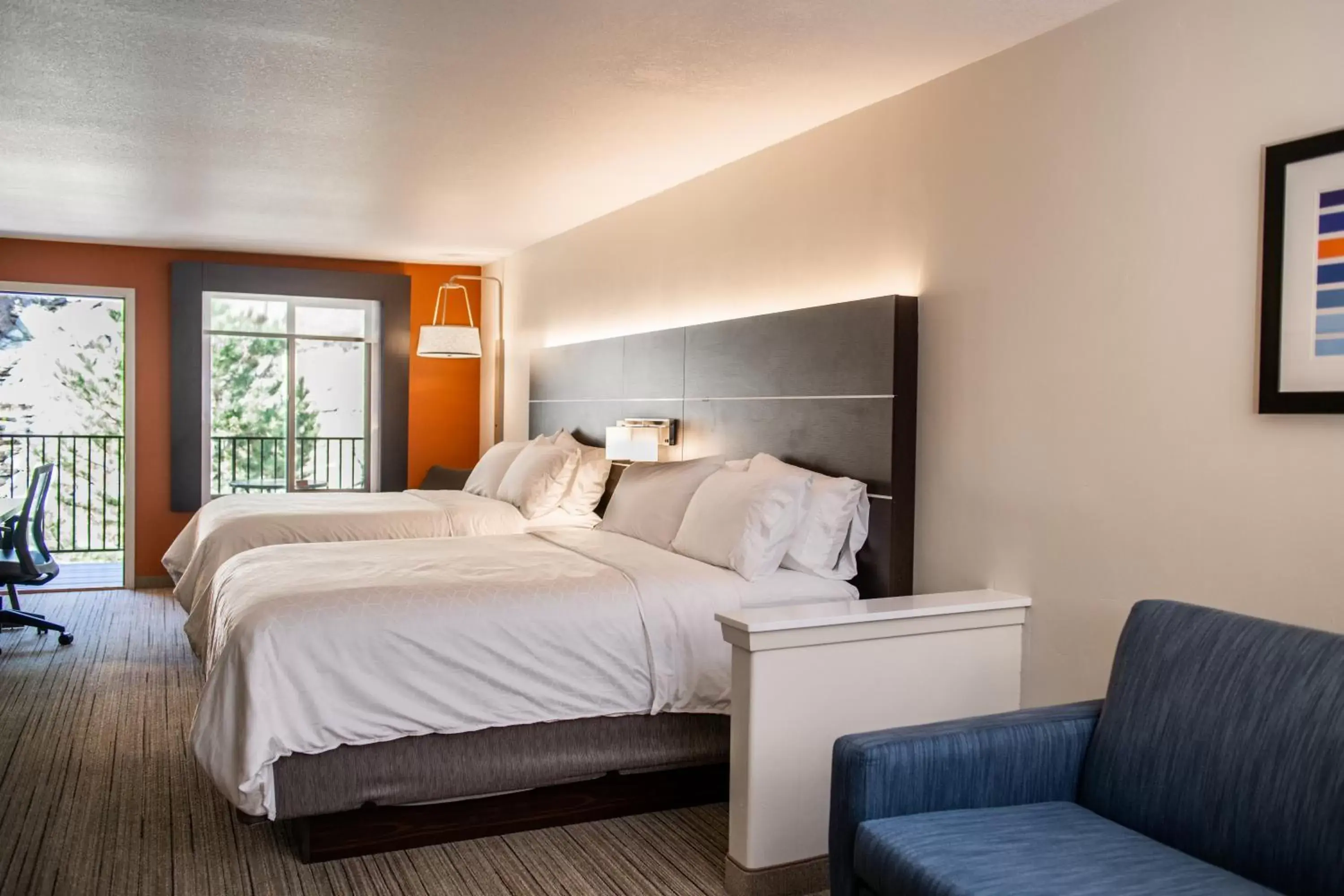 Photo of the whole room, Bed in Holiday Inn Express & Suites Custer-Mt Rushmore