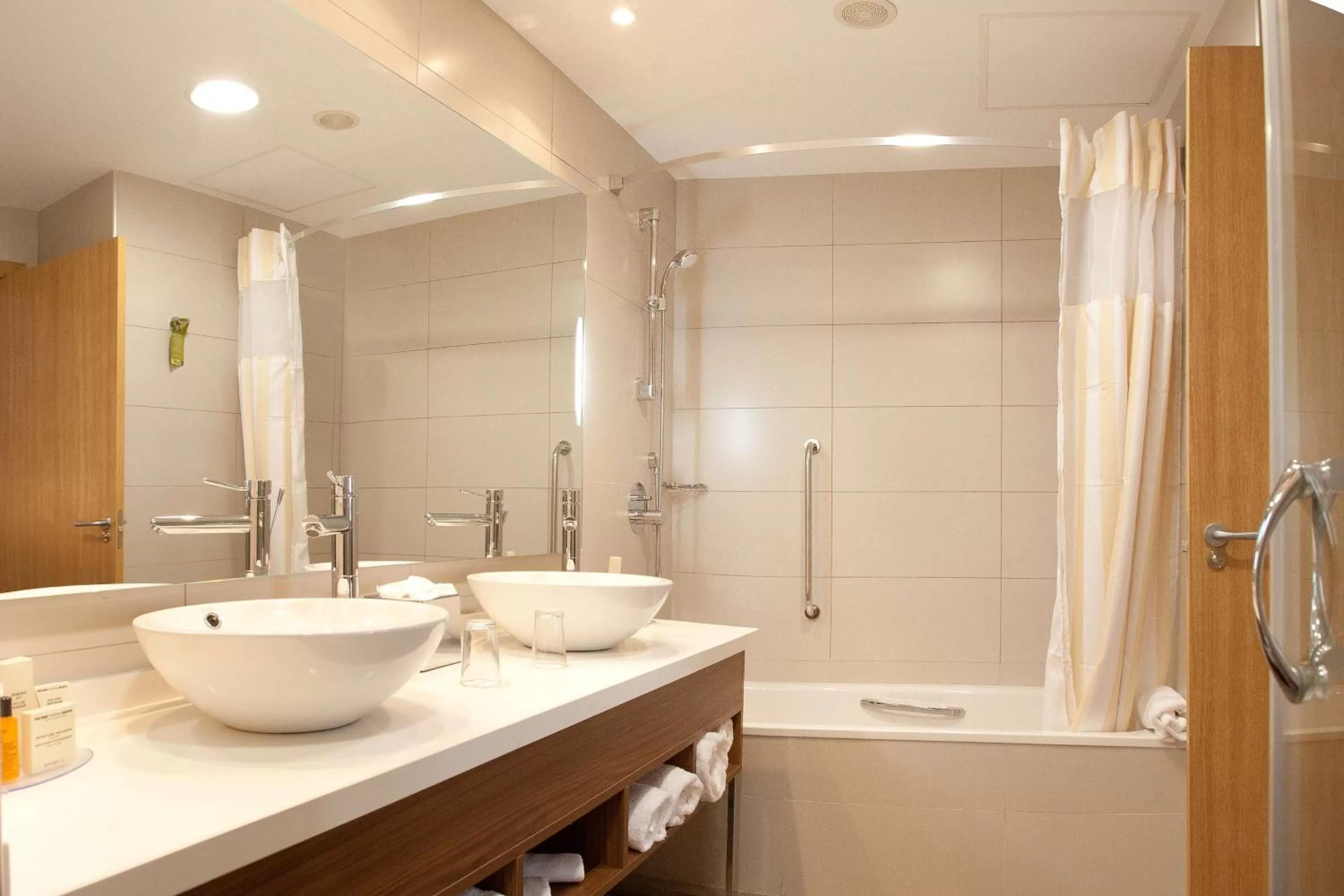 Bathroom in Hilton Garden Inn Málaga