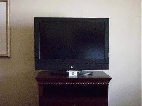 TV/Entertainment Center in Holiday Inn Express Hotel and Suites Kingsville, an IHG Hotel