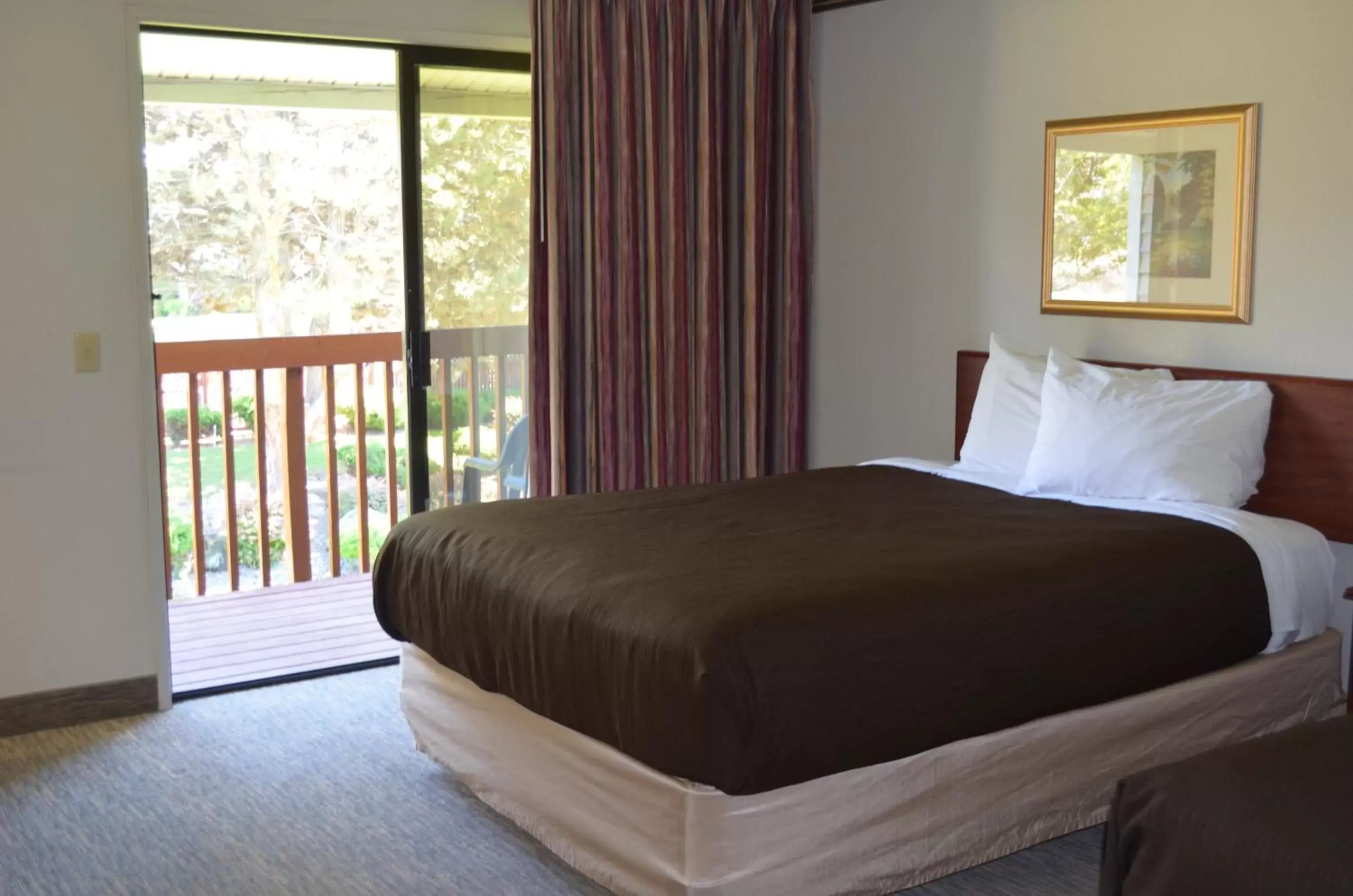Bedroom, Bed in Shilo Inns Suites The Dalles Bedroom, Bed in Shilo Inns Suites The Dalles