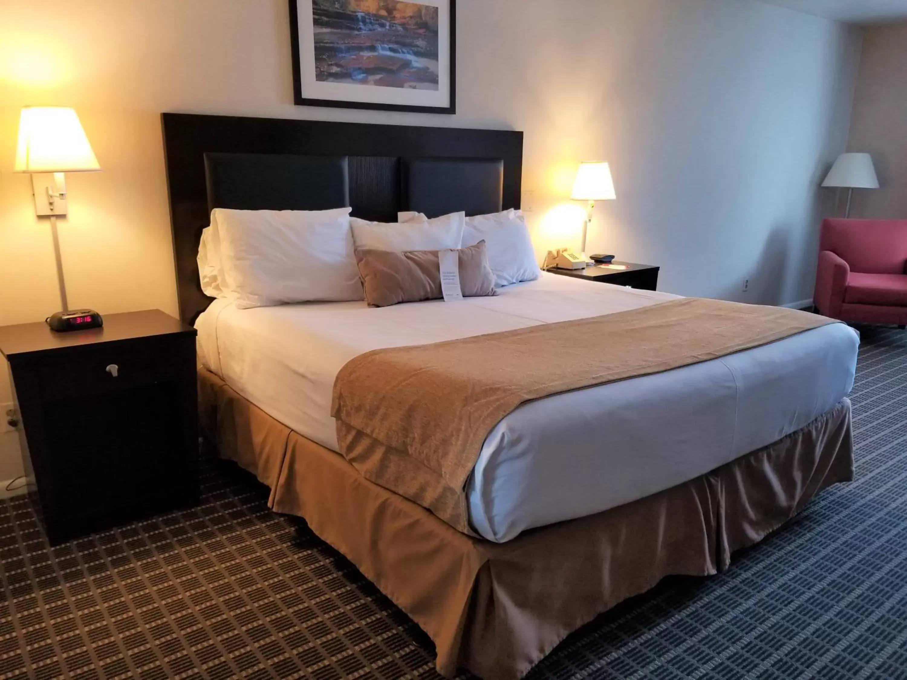 Bedroom in Ramada by Wyndham Washington