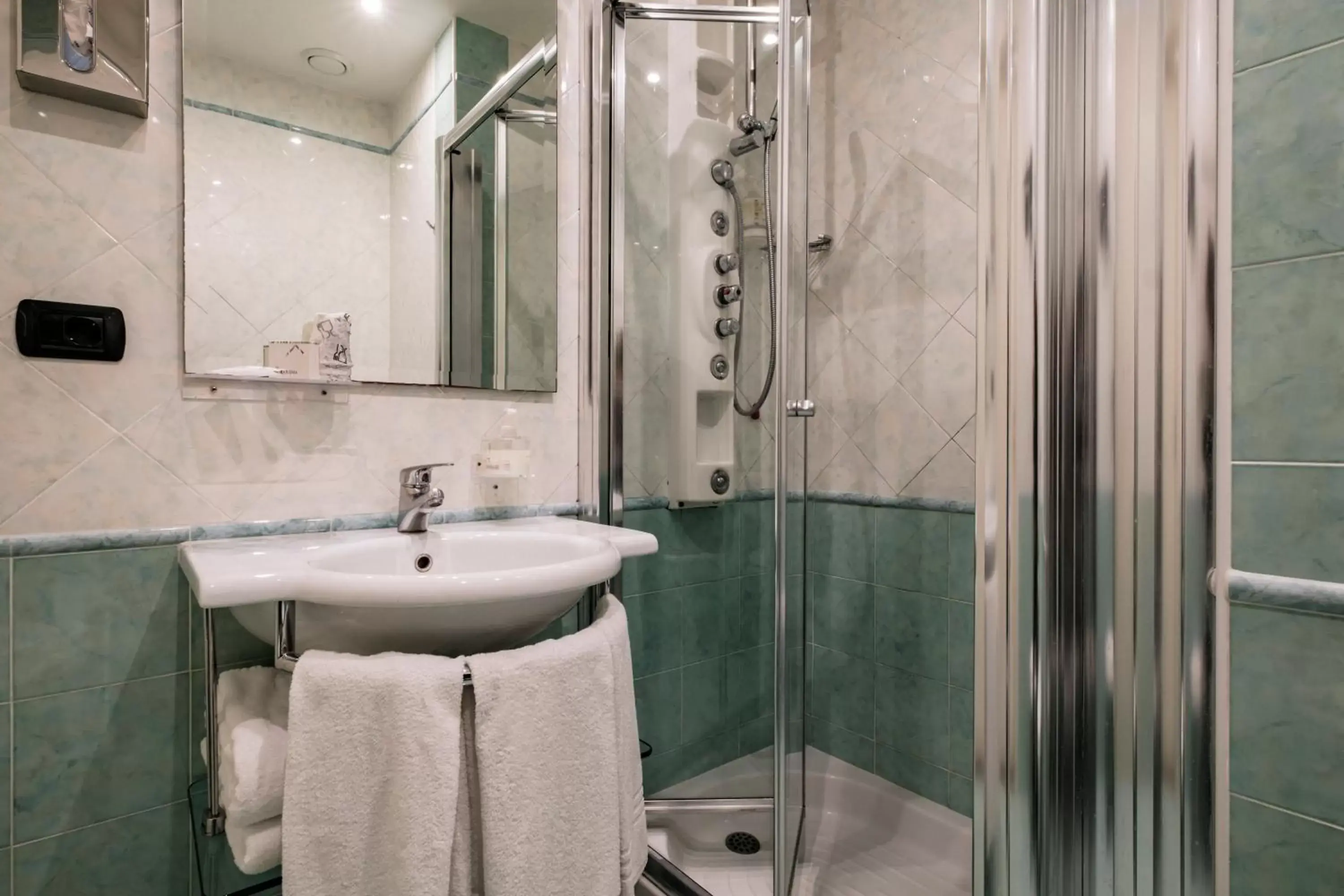 Shower, Bathroom in Hotel Augustus