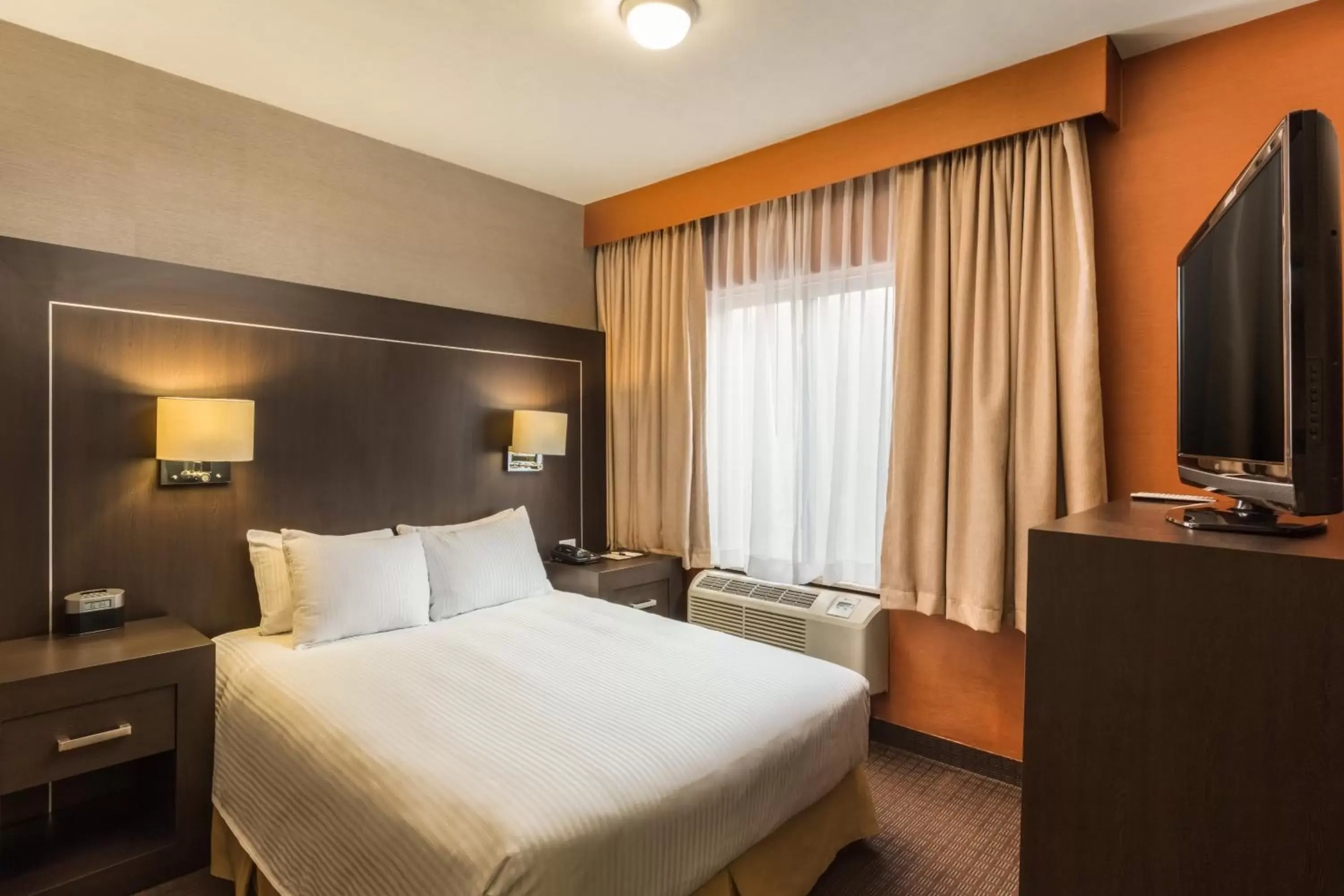 Bedroom, Bed in CoSuites Saltillo Hotel
