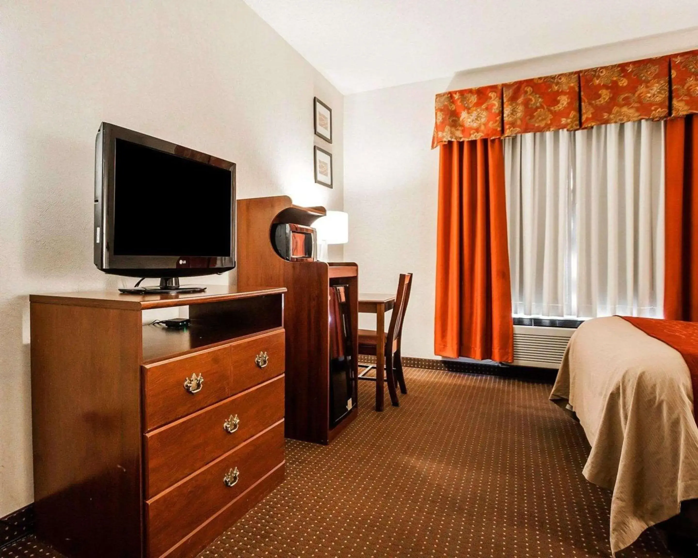 Photo of the whole room, TV/Entertainment Center in Quality Inn Kingdom City, MO