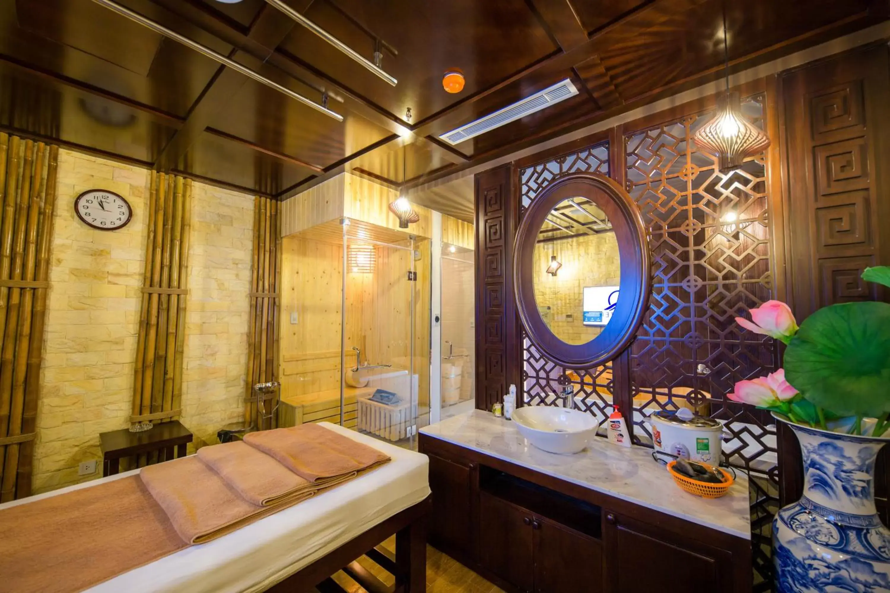 Spa and wellness centre/facilities, Bathroom in Quinter Central Nha Trang