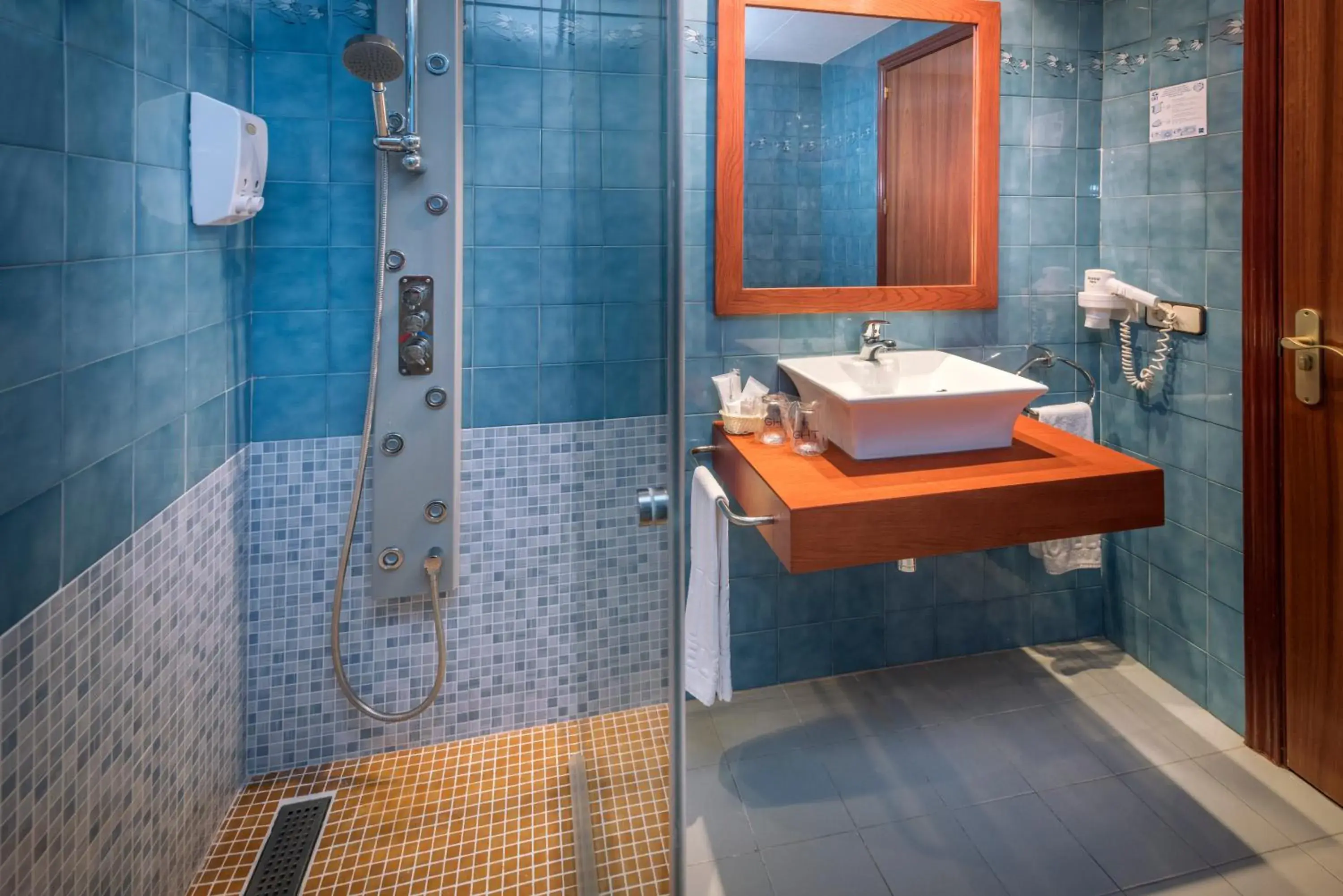 Shower, Bathroom in GHT Neptuno