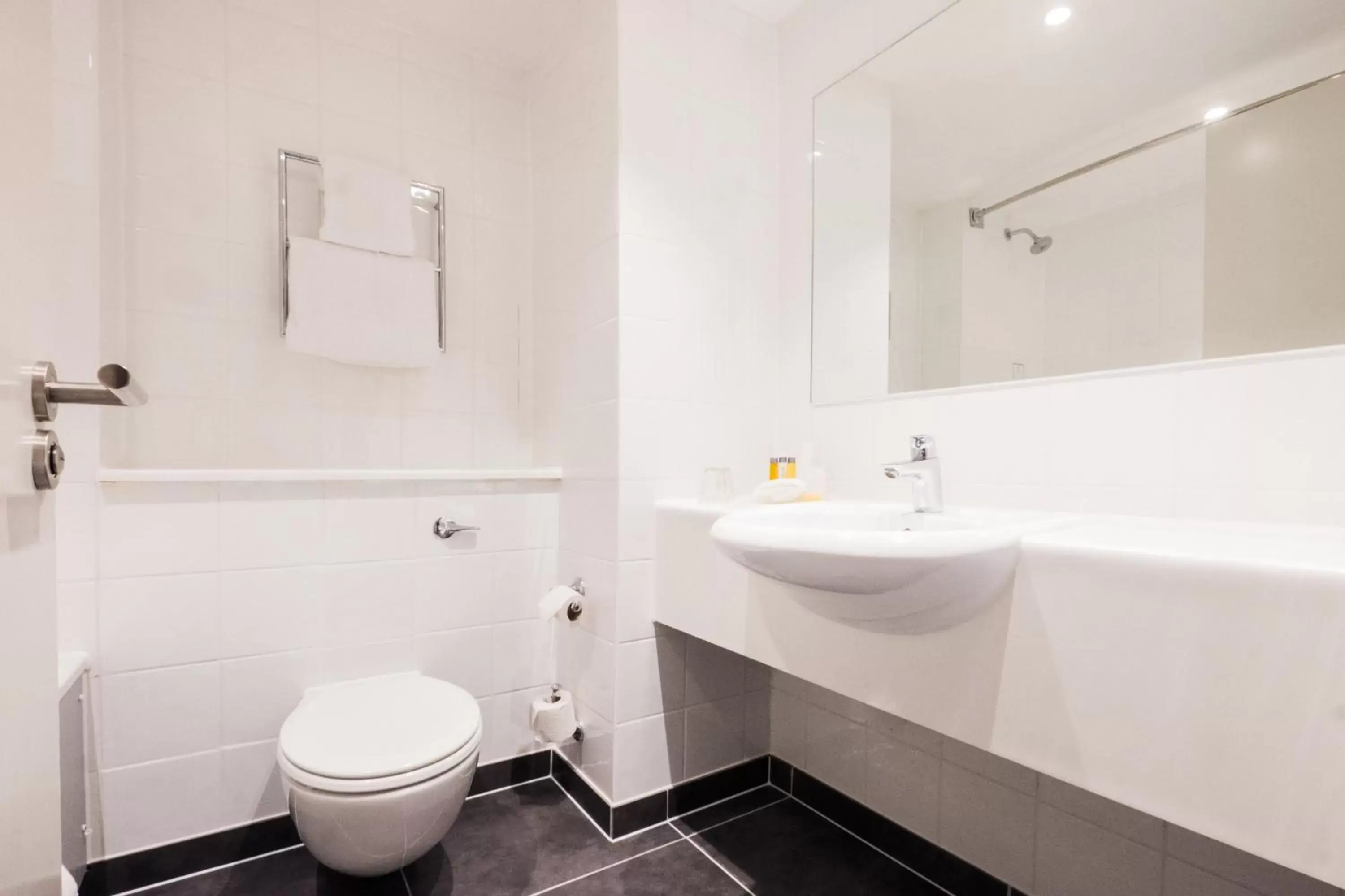 Bathroom in Holiday Inn Farnborough, an IHG Hotel