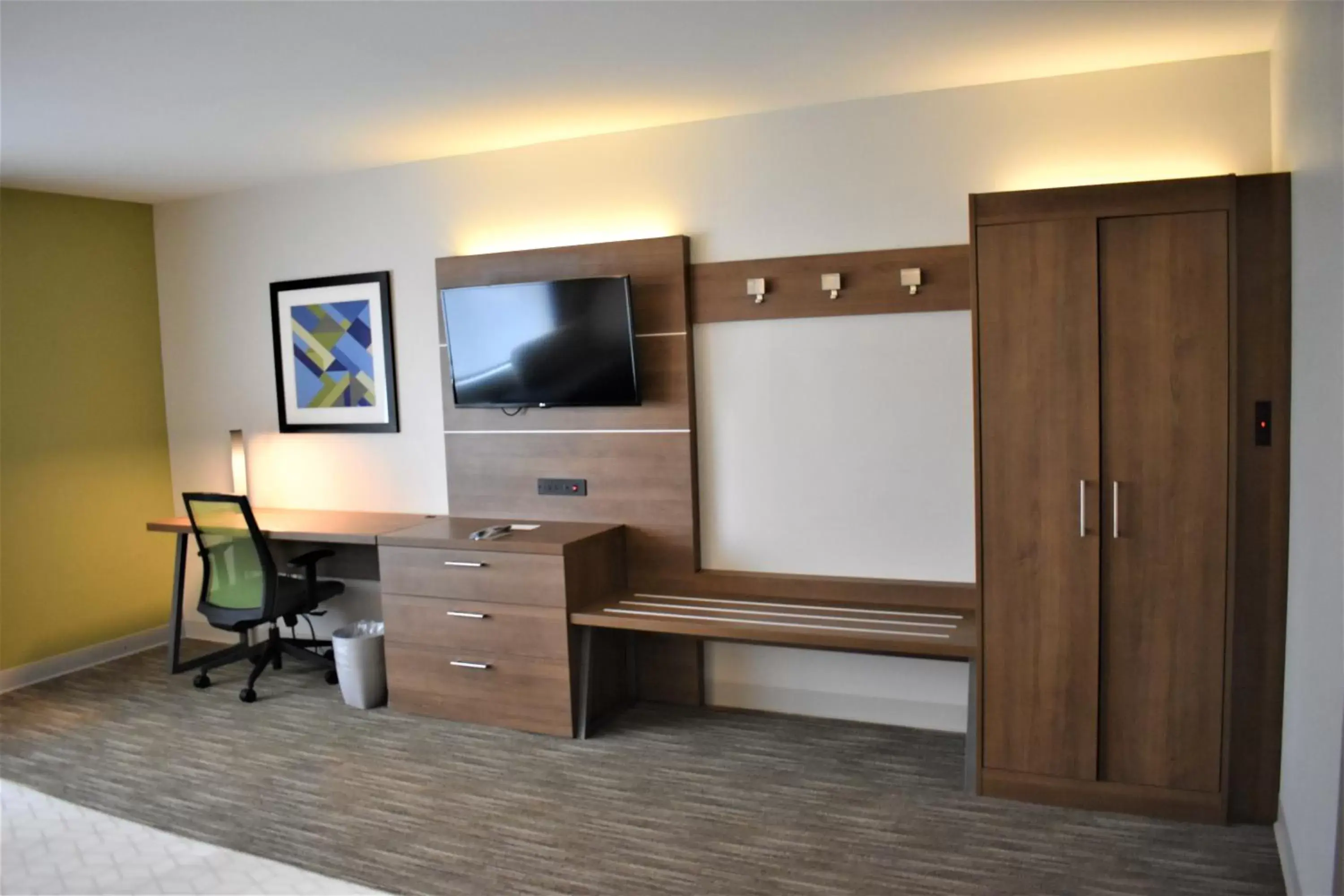 TV/Entertainment Center in Holiday Inn Express & Suites - Gettysburg, an IHG Hotel