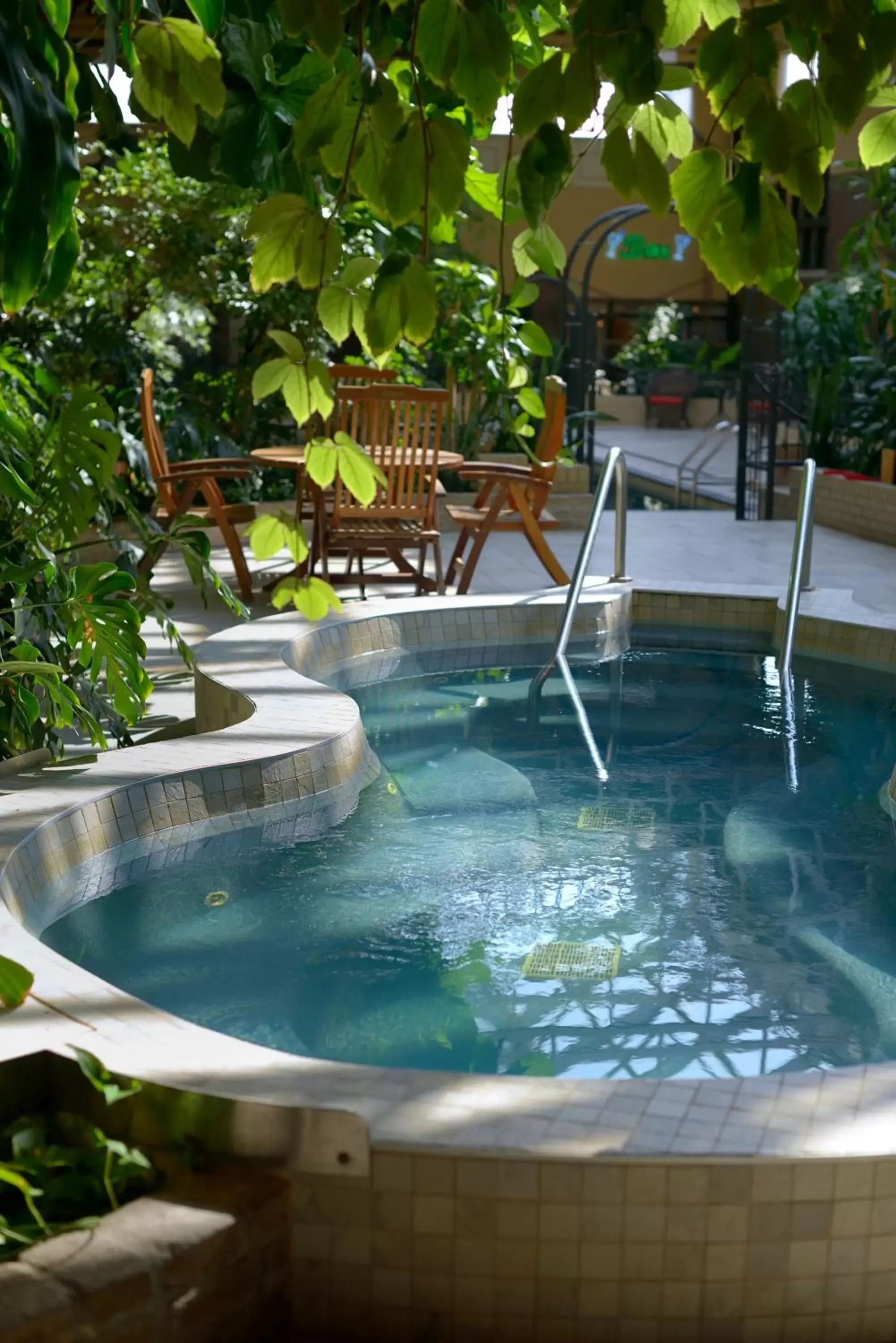 Hot Tub, Swimming Pool in Hotel L'Oiseliere Montmagny
