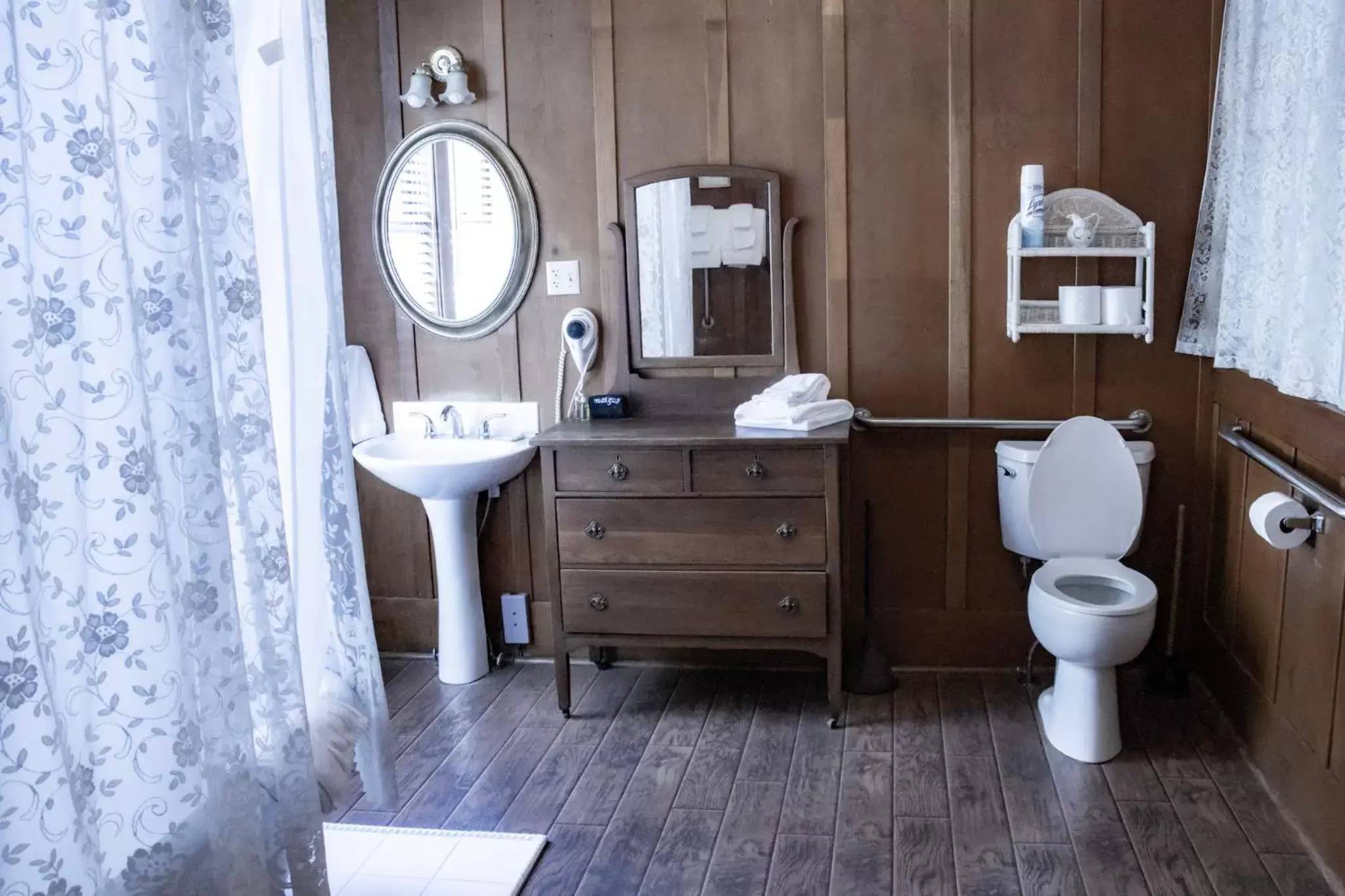 Bathroom in McCloud River Bed and Breakfast