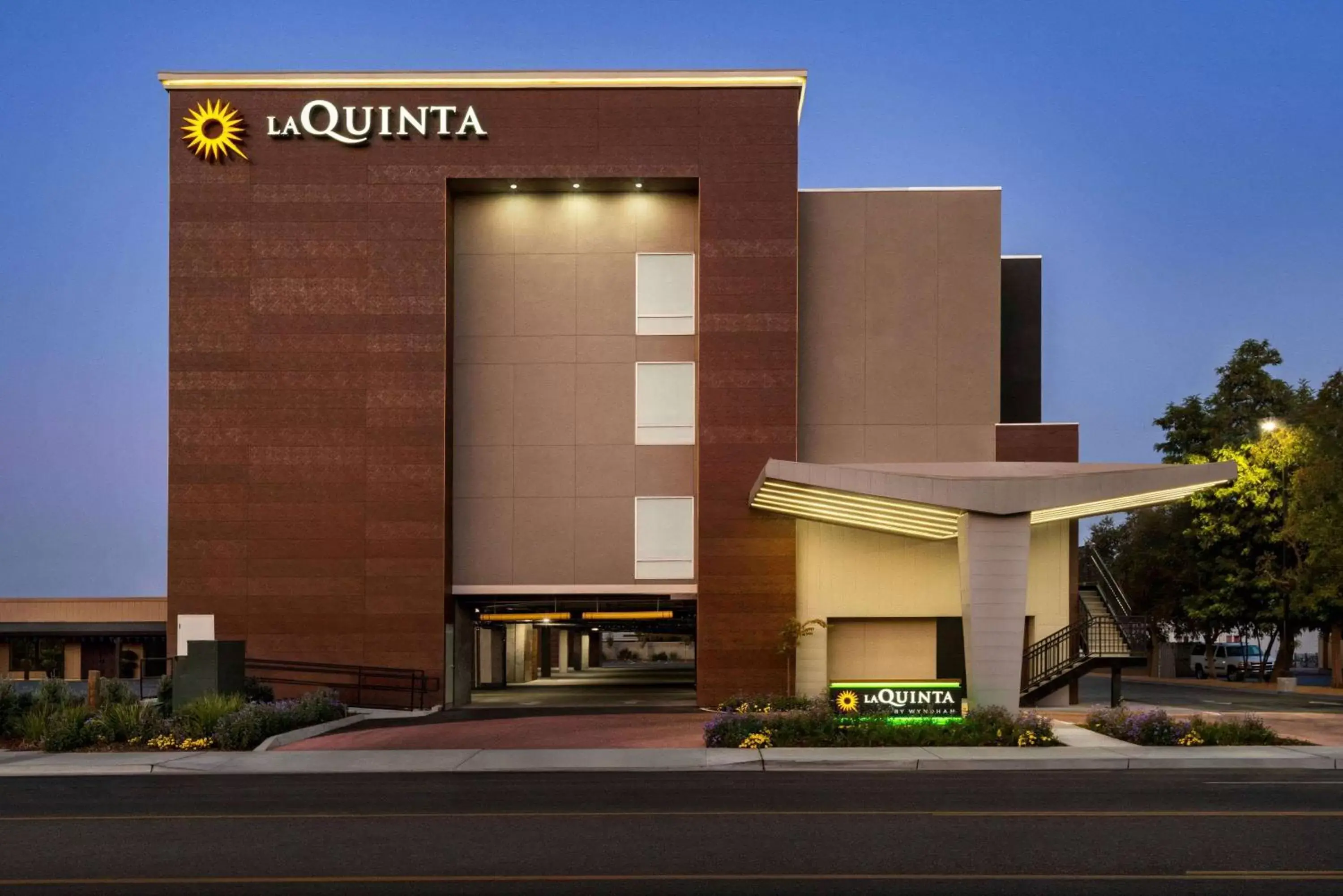 Property Building in La Quinta by Wyndham Clovis CA