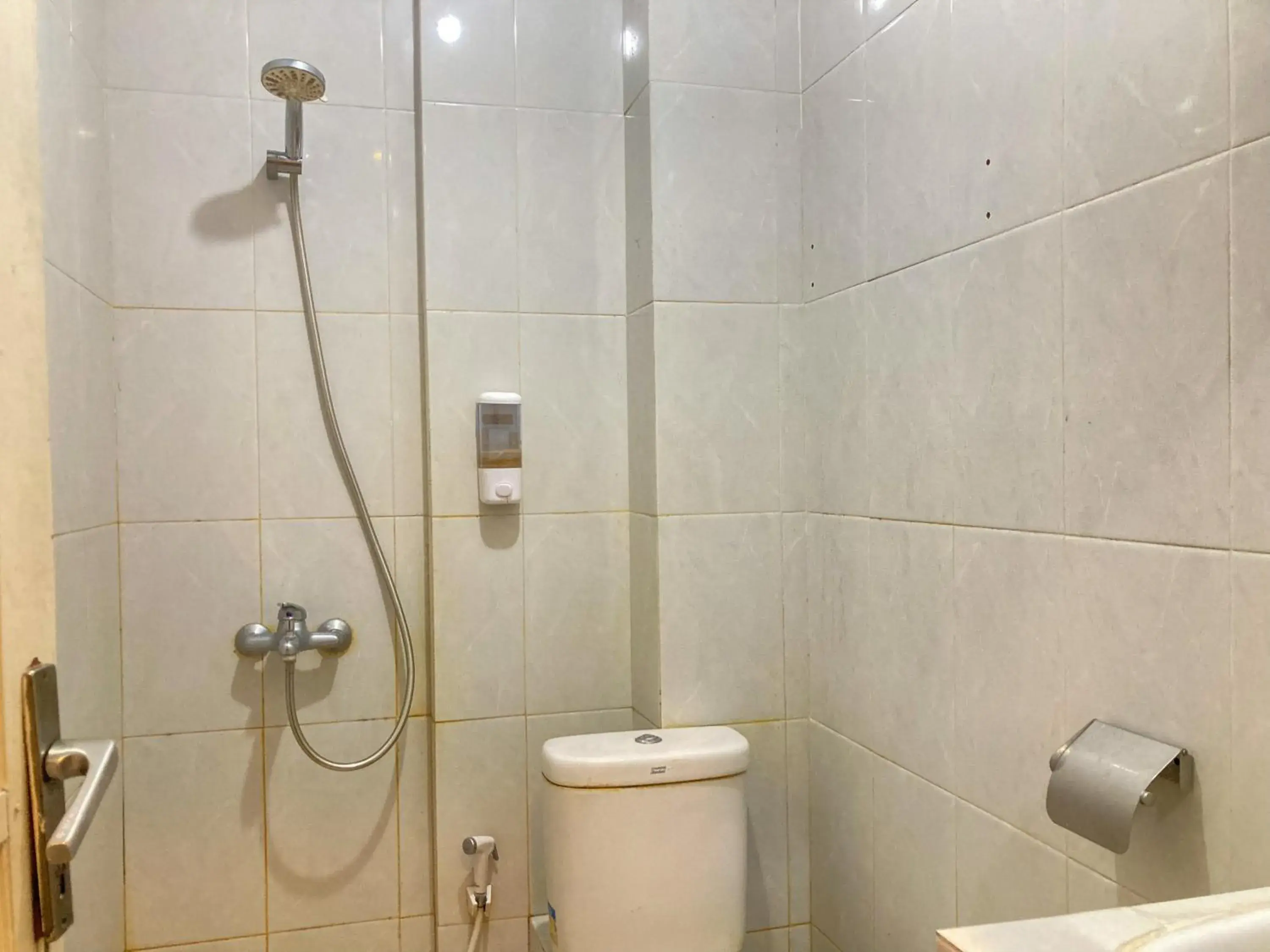 Bathroom in OYO 902 Hotel Pondok Anggun