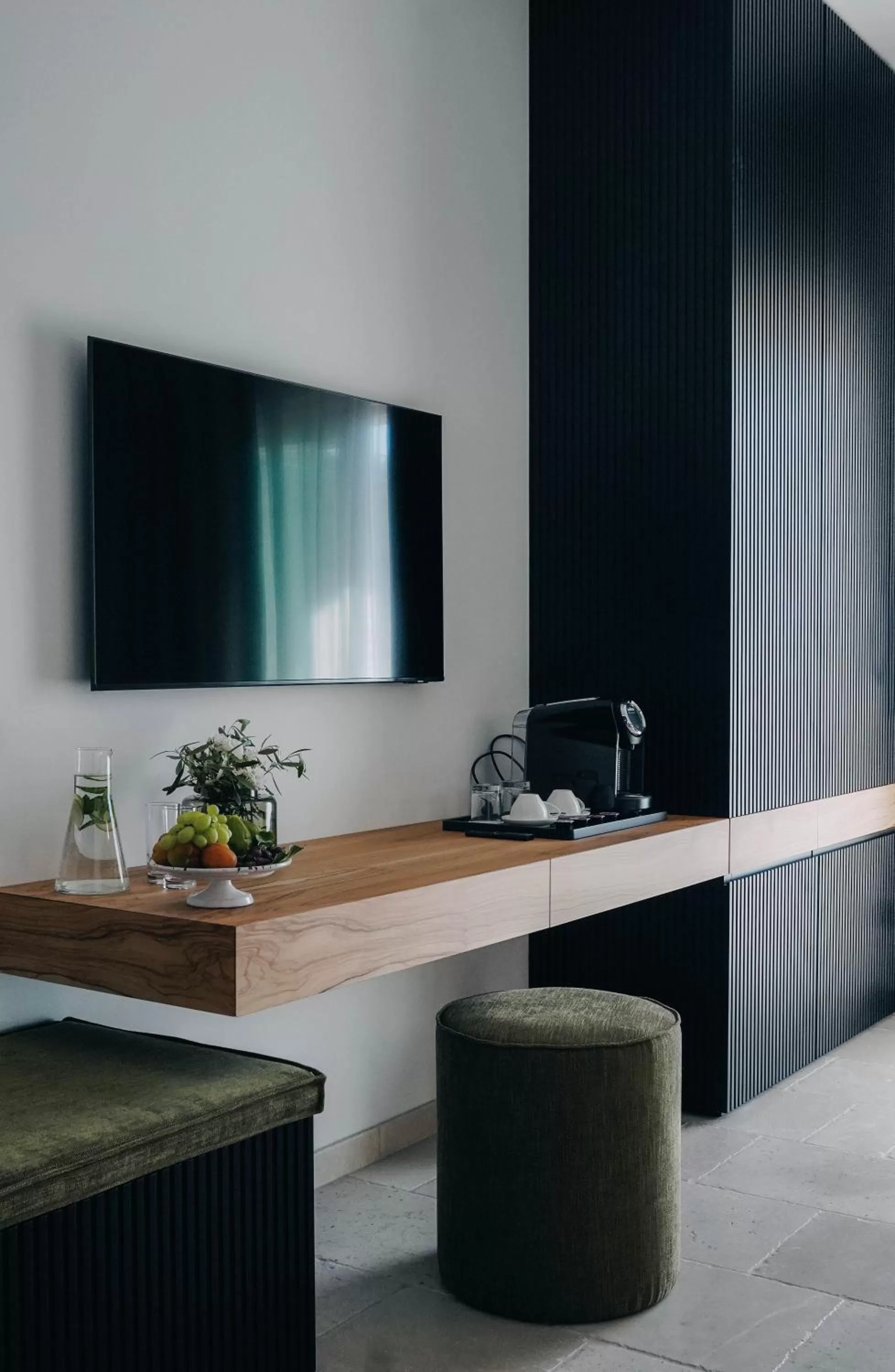 TV and multimedia, TV/Entertainment Center in Essenza Relais Contemporaneo