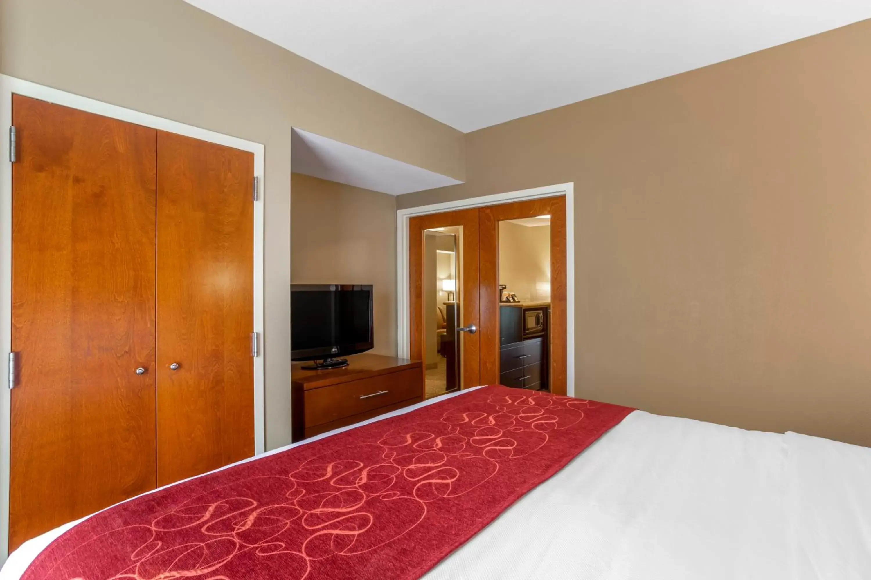 Bed in Comfort Suites North Knoxville