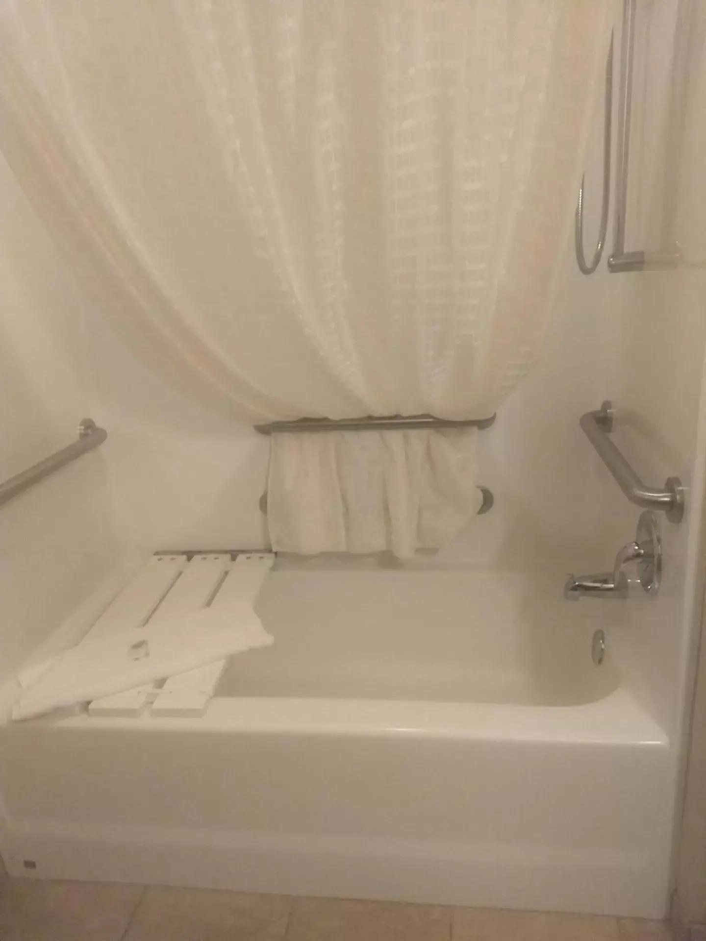 Shower, Bathroom in Cobblestone Inn & Suites - Avoca