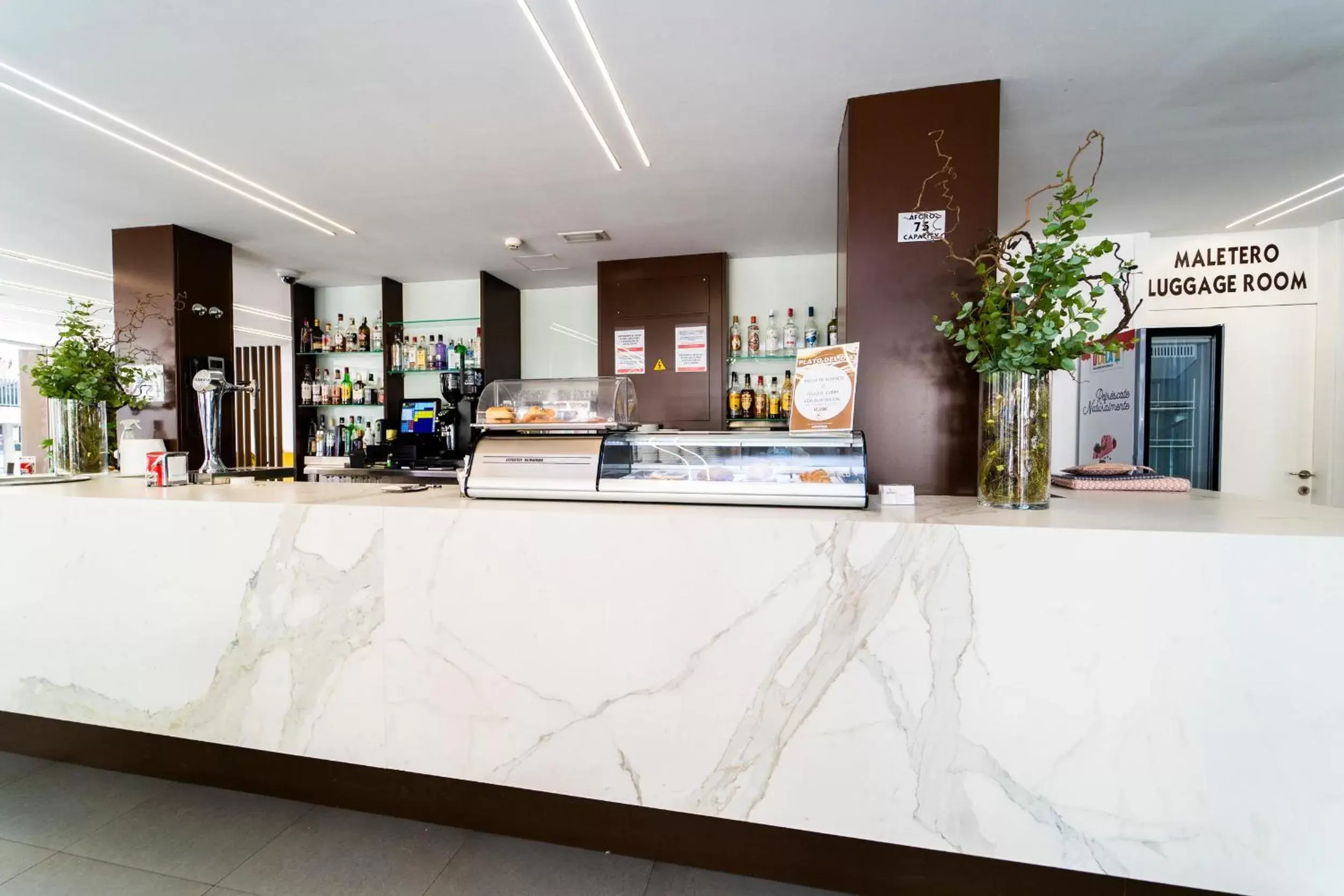Lounge or bar in Hotel Montesol Benidorm