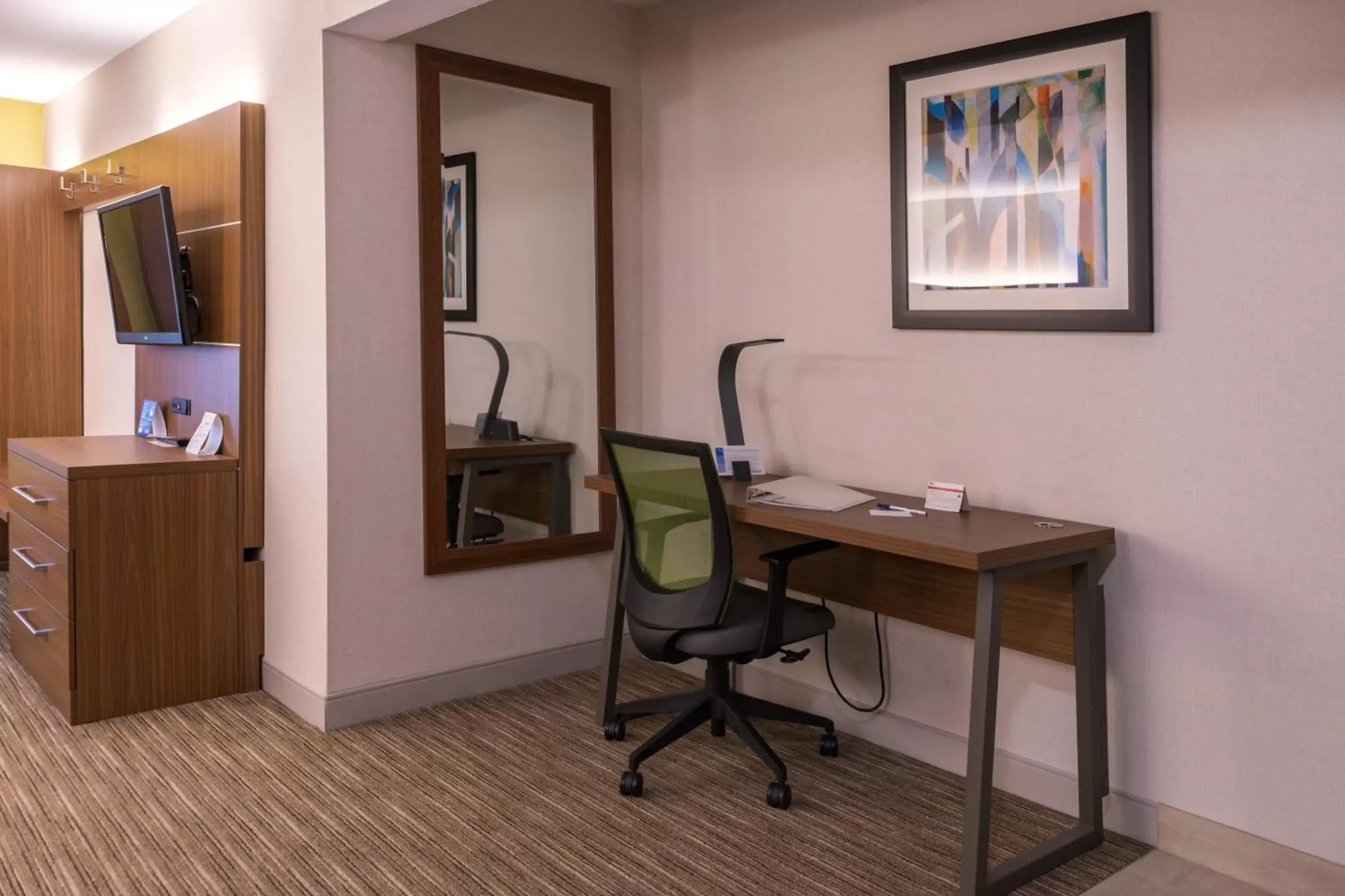 Photo of the whole room, TV/Entertainment Center in Holiday Inn Express Branford-New Haven, an IHG Hotel