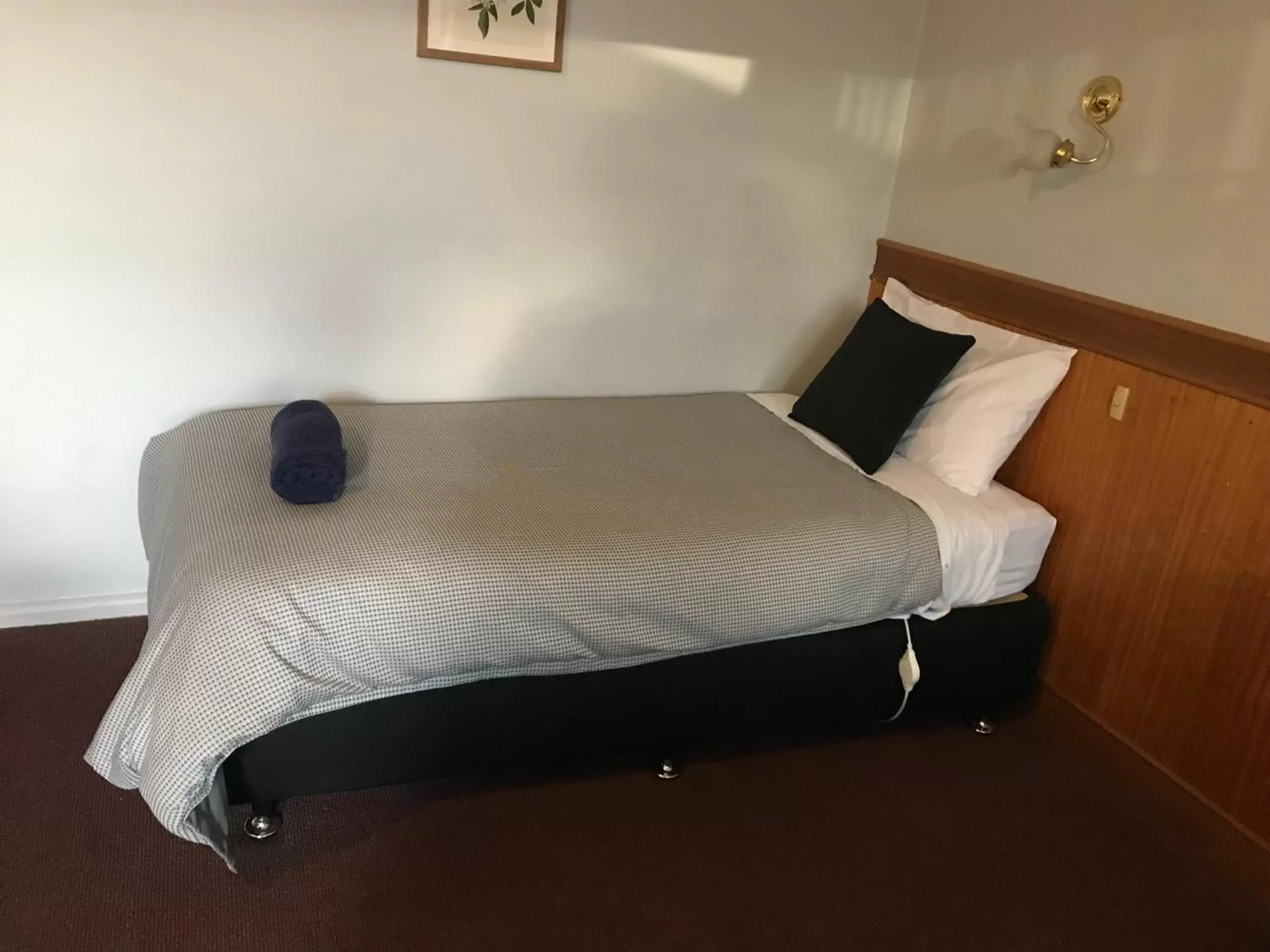 Bed in County Lodge Motor Inn