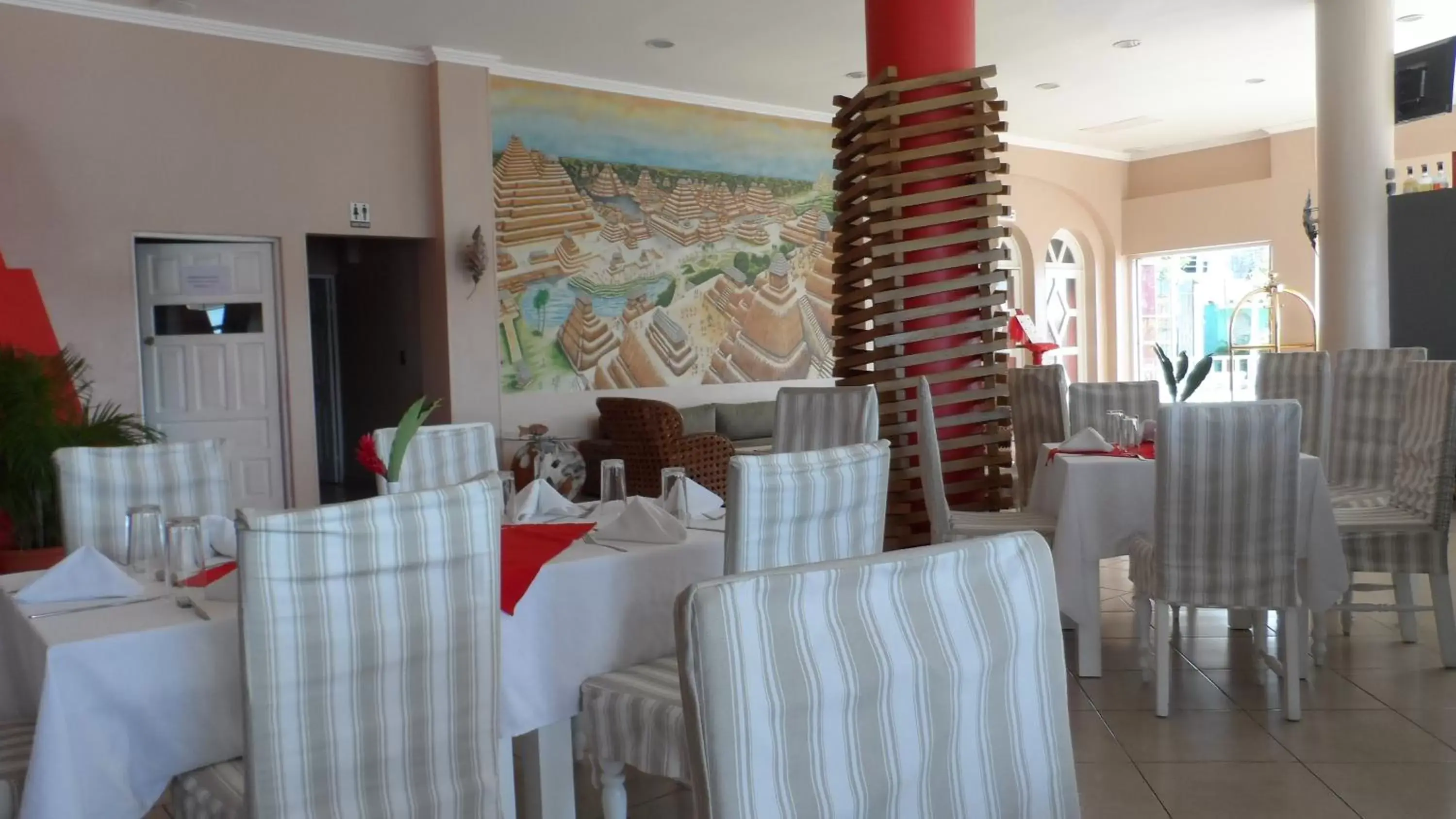 Lounge or bar in Ramada by Wyndham Tikal Isla de Flores Lounge or bar in Ramada by Wyndham Tikal Isla de Flores