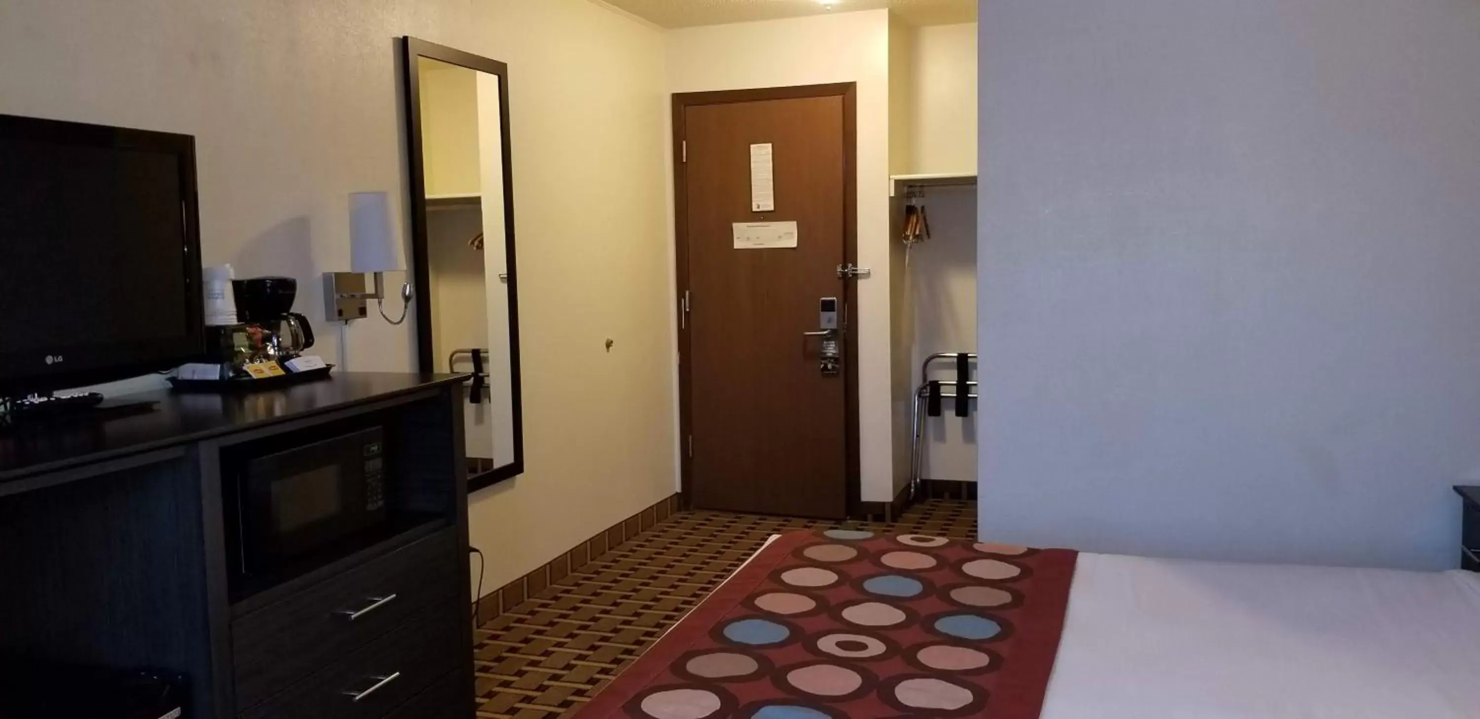 Bed, TV/Entertainment Center in Super 8 by Wyndham Ashland