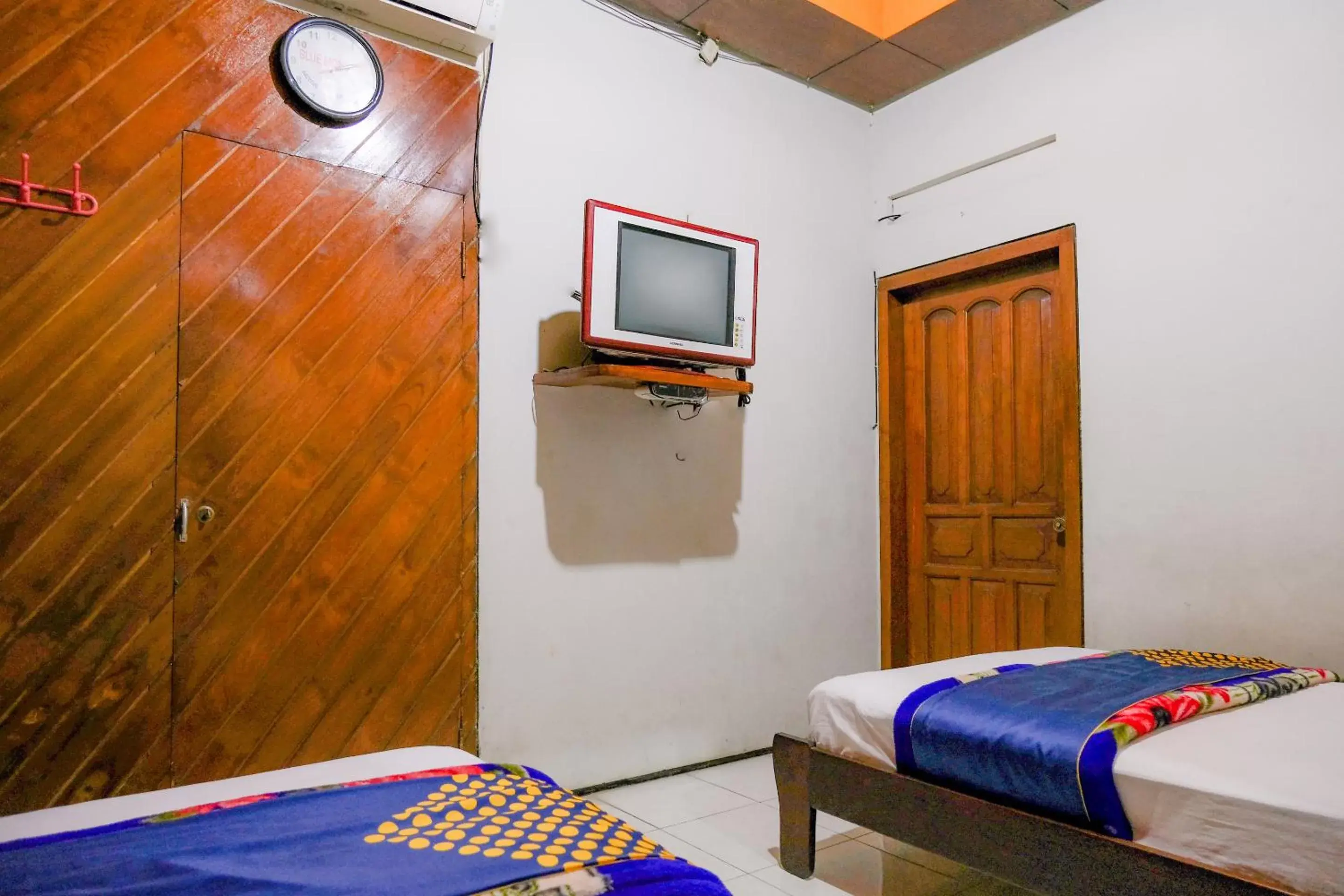 Bedroom, TV/Entertainment Center in SUPER OYO 1761 Hotel Dirgahayu