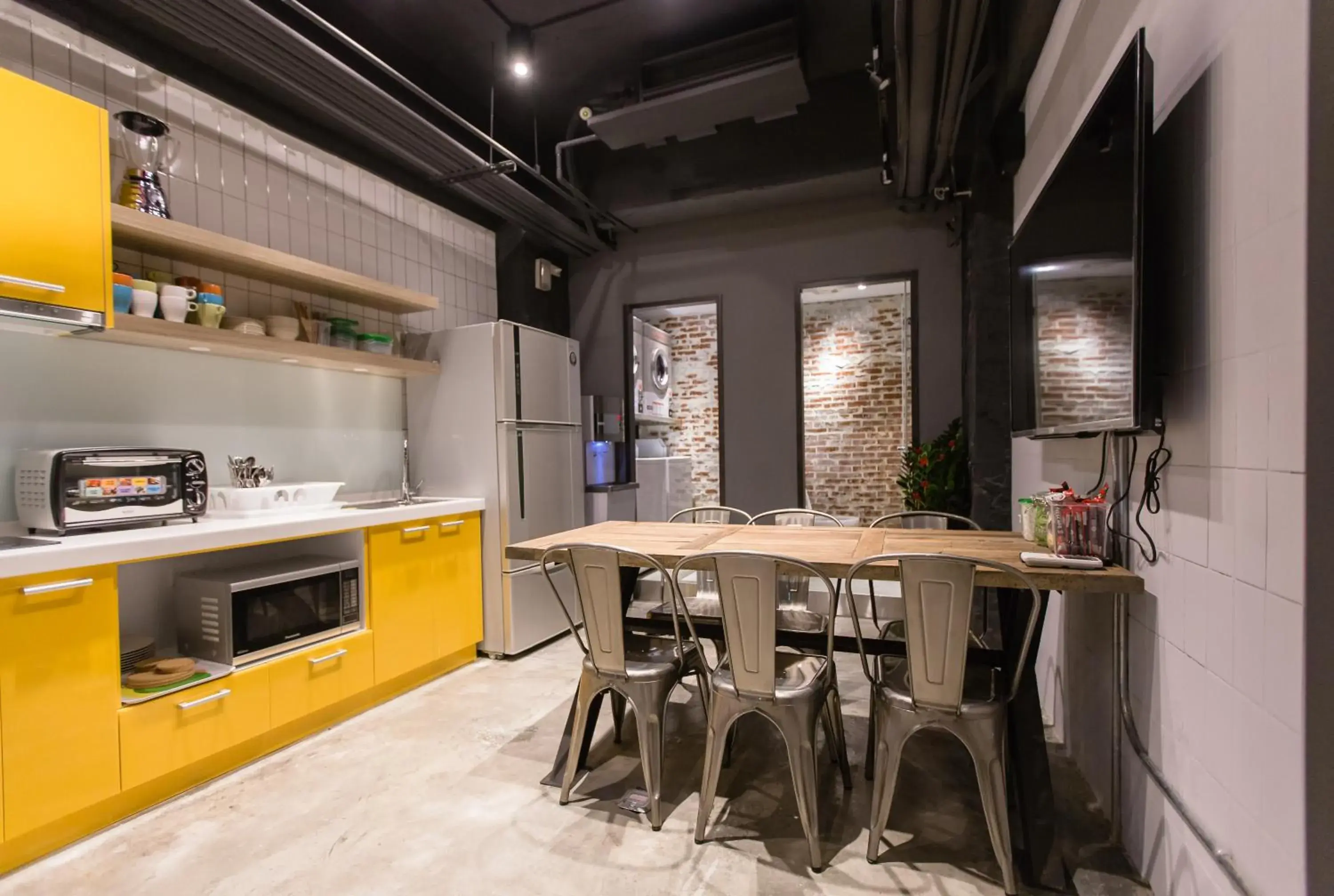 Communal kitchen, Kitchen/Kitchenette in Taipei Sunny Hostel