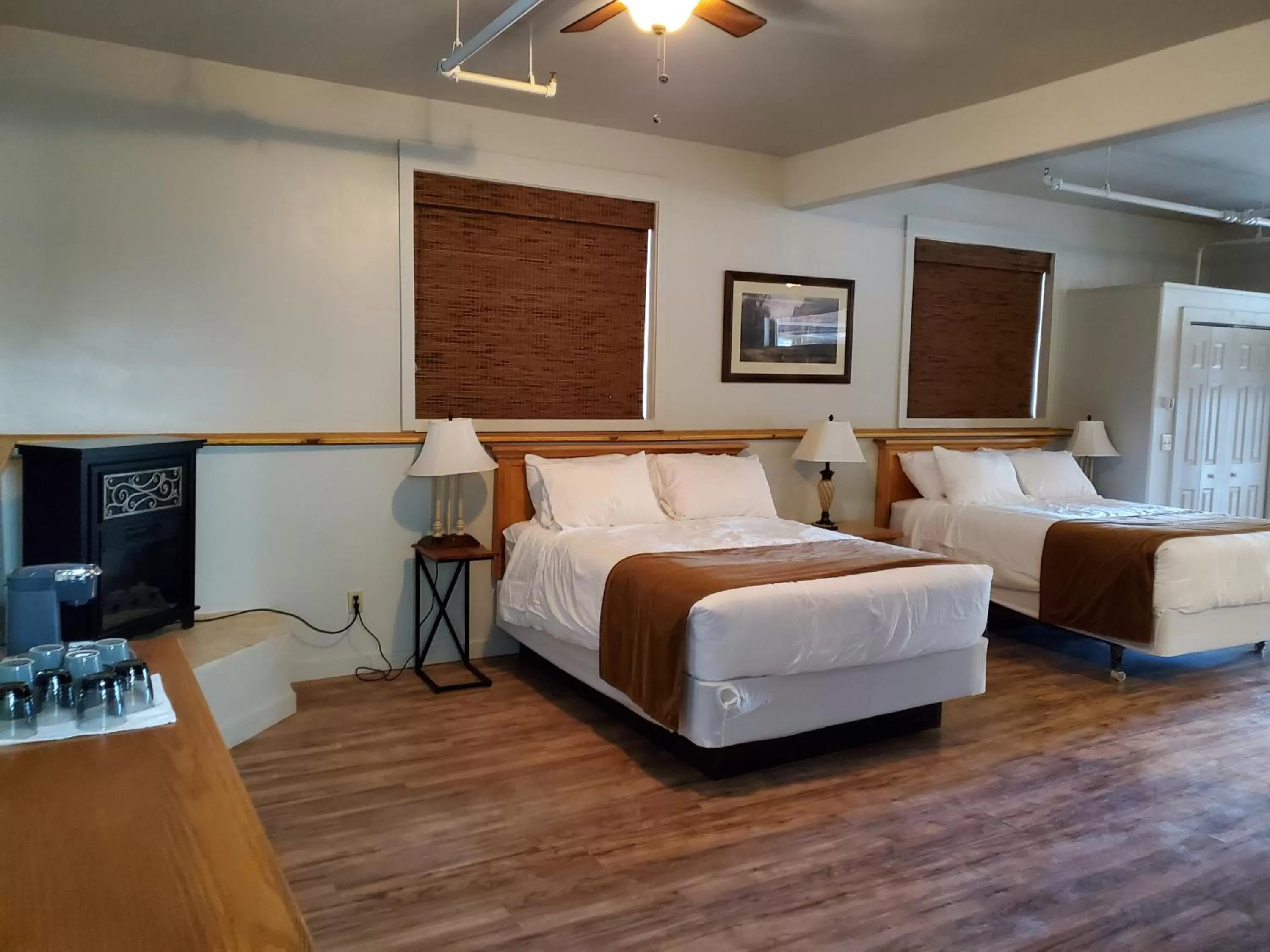 Bedroom, Bed in Buffalo Lodge of Bigfork