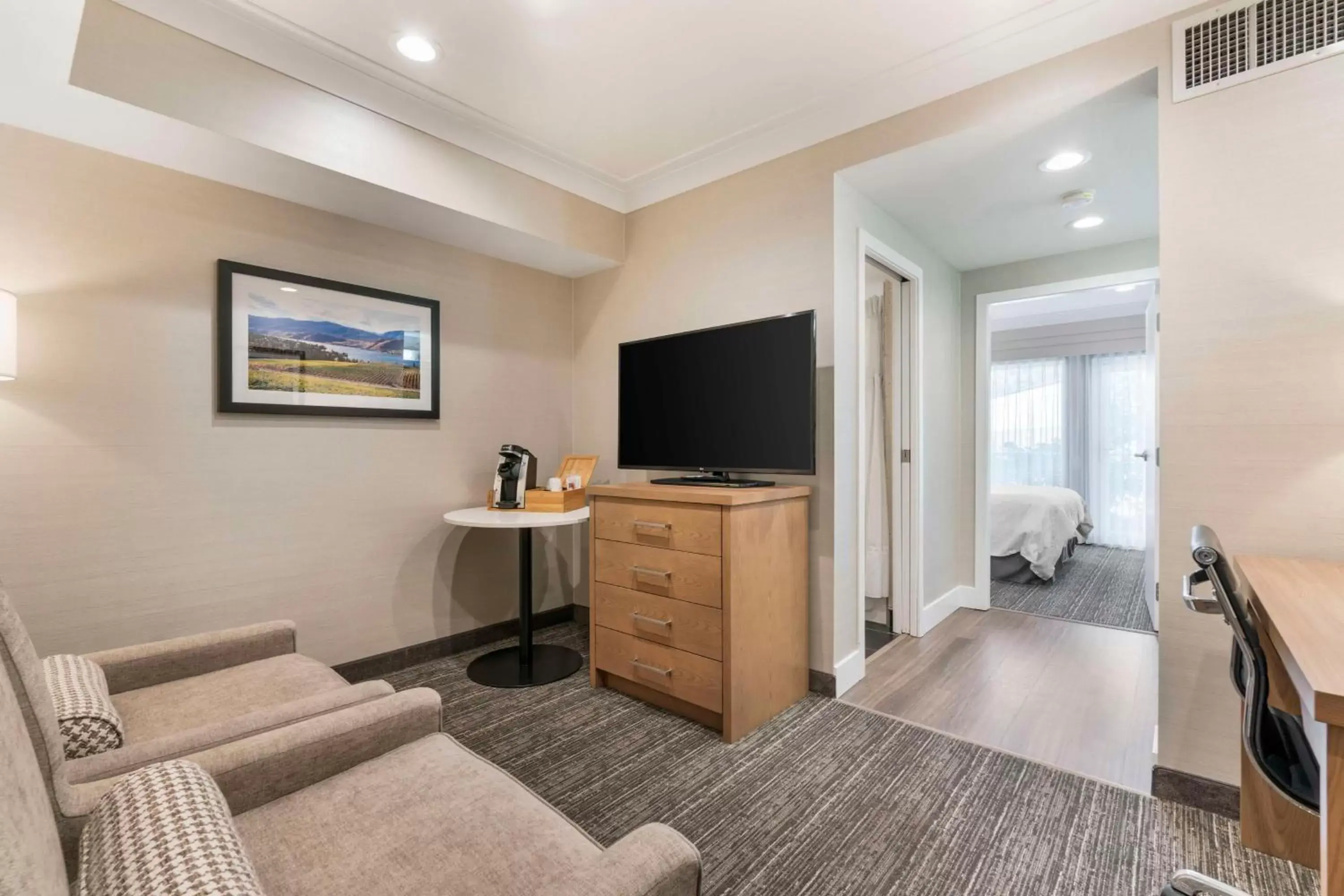 Bedroom, TV/Entertainment Center in Best Western Plus Kelowna Hotel & Suites