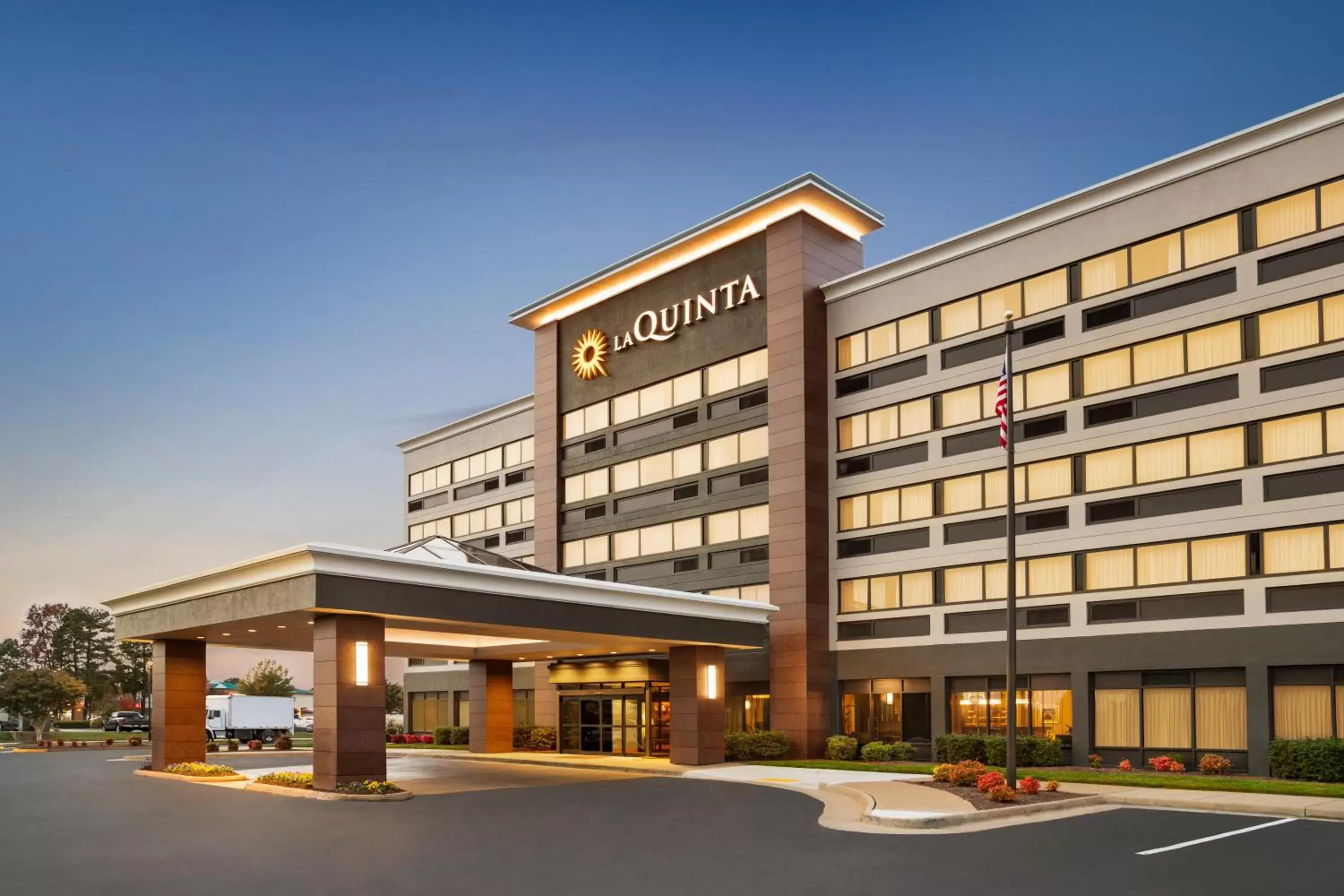 Property Building in La Quinta Inn & Suites by Wyndham Richmond-Midlothian