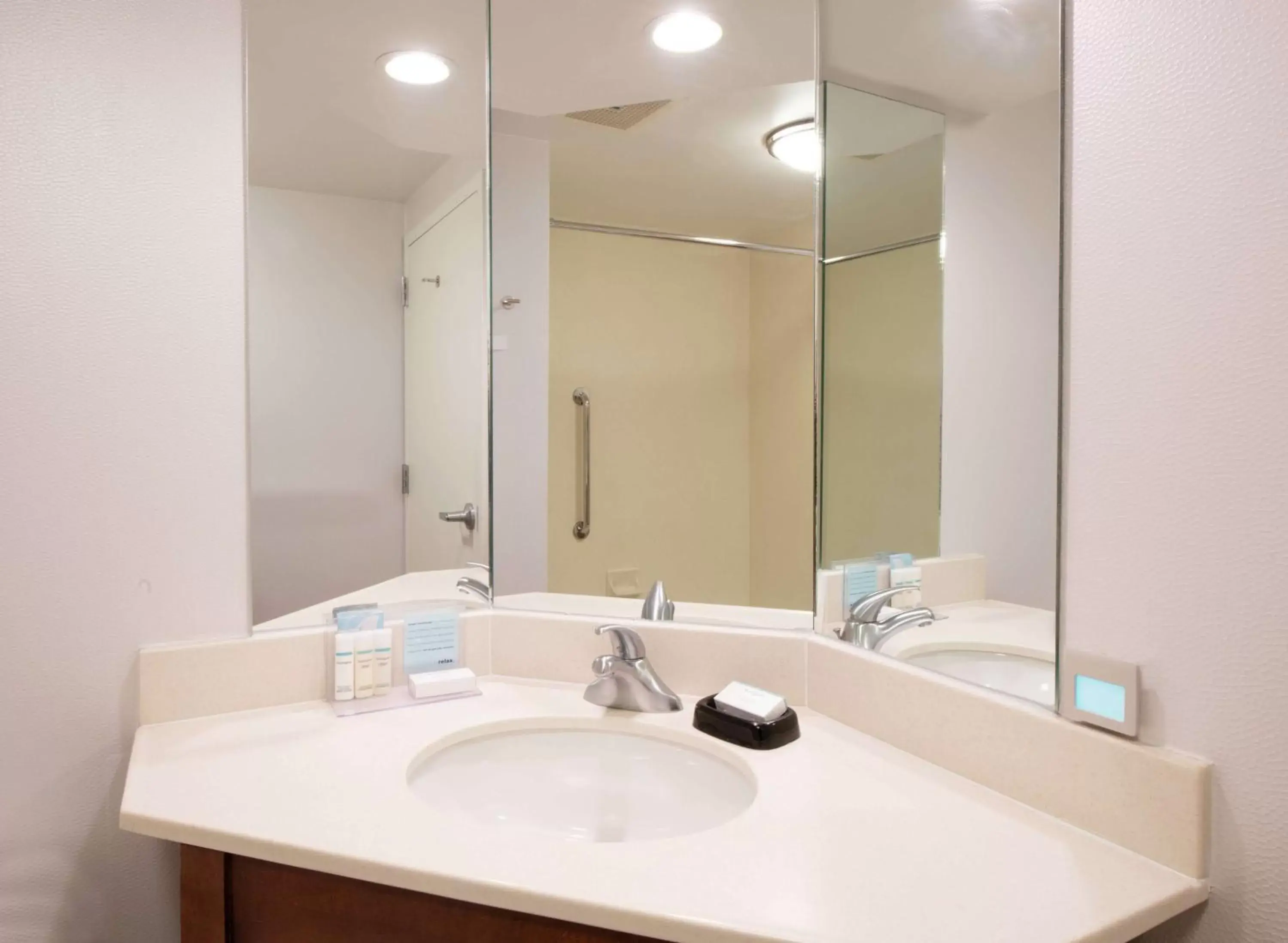 Bathroom in Hampton Inn & Suites Rochester/Victor