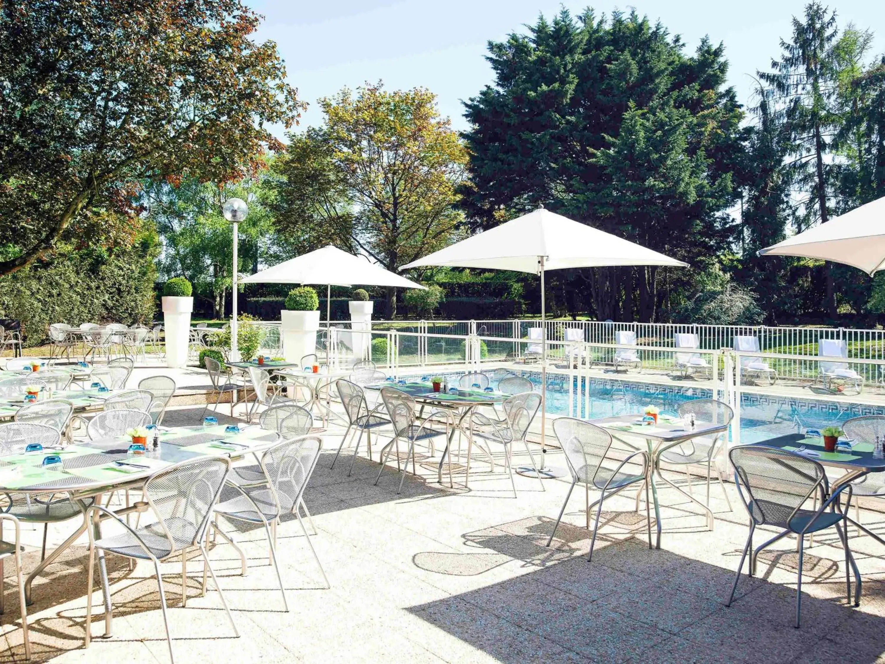 On site, Swimming Pool in Novotel Poissy Orgeval