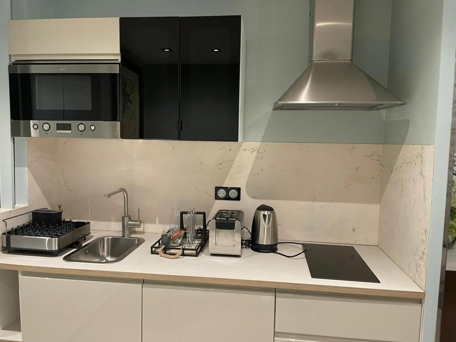 Coffee/tea facilities in Hotel 33 Marbeuf