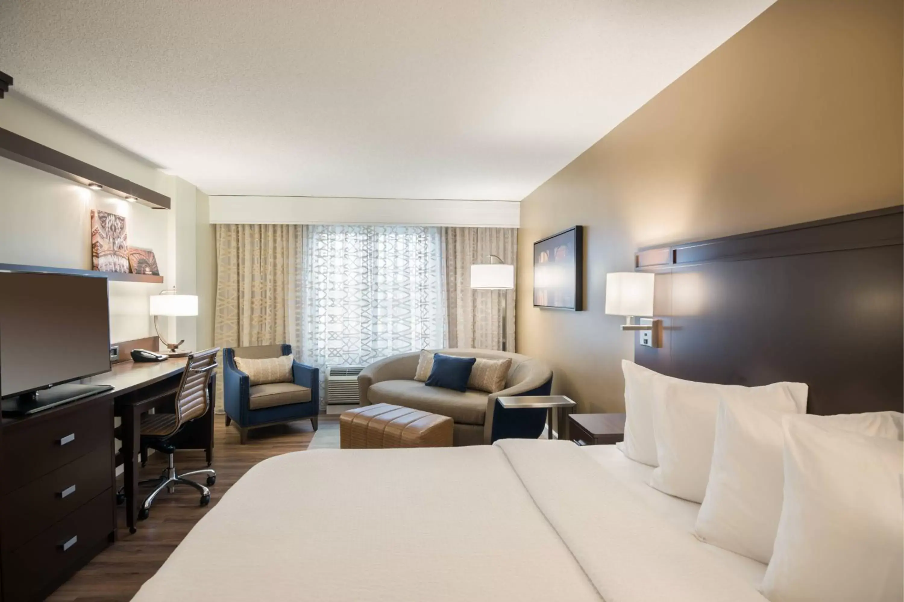 Photo of the whole room in Courtyard by Marriott Charleston Historic District