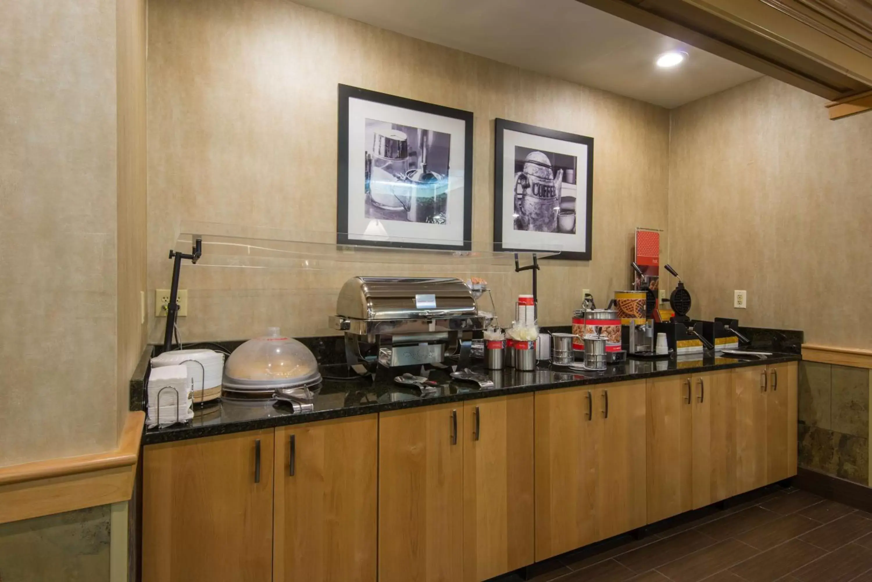 Dining area, Kitchen/Kitchenette in Hampton Inn Wilkesboro