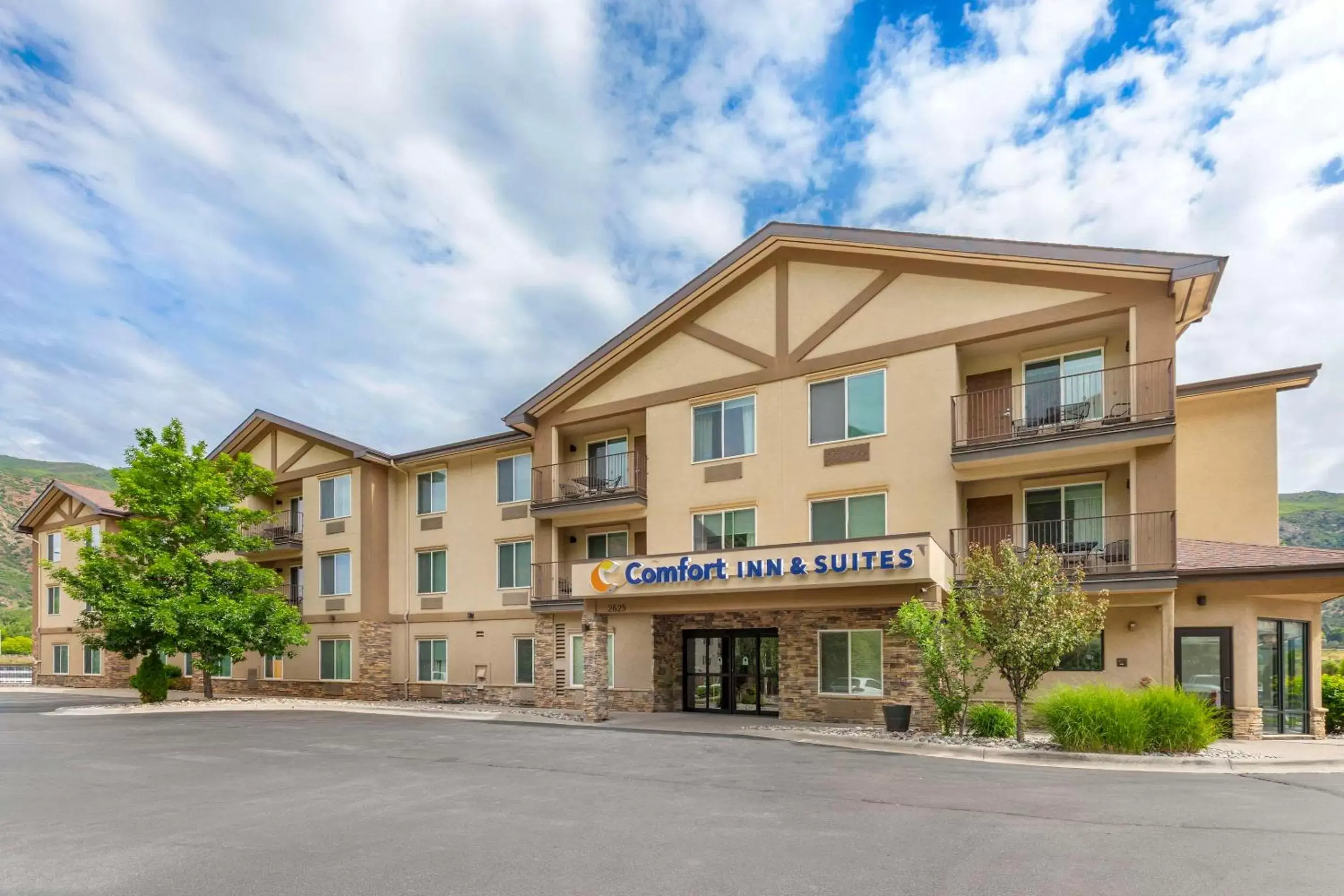 Property Building in Comfort Inn & Suites Glenwood Springs On The River