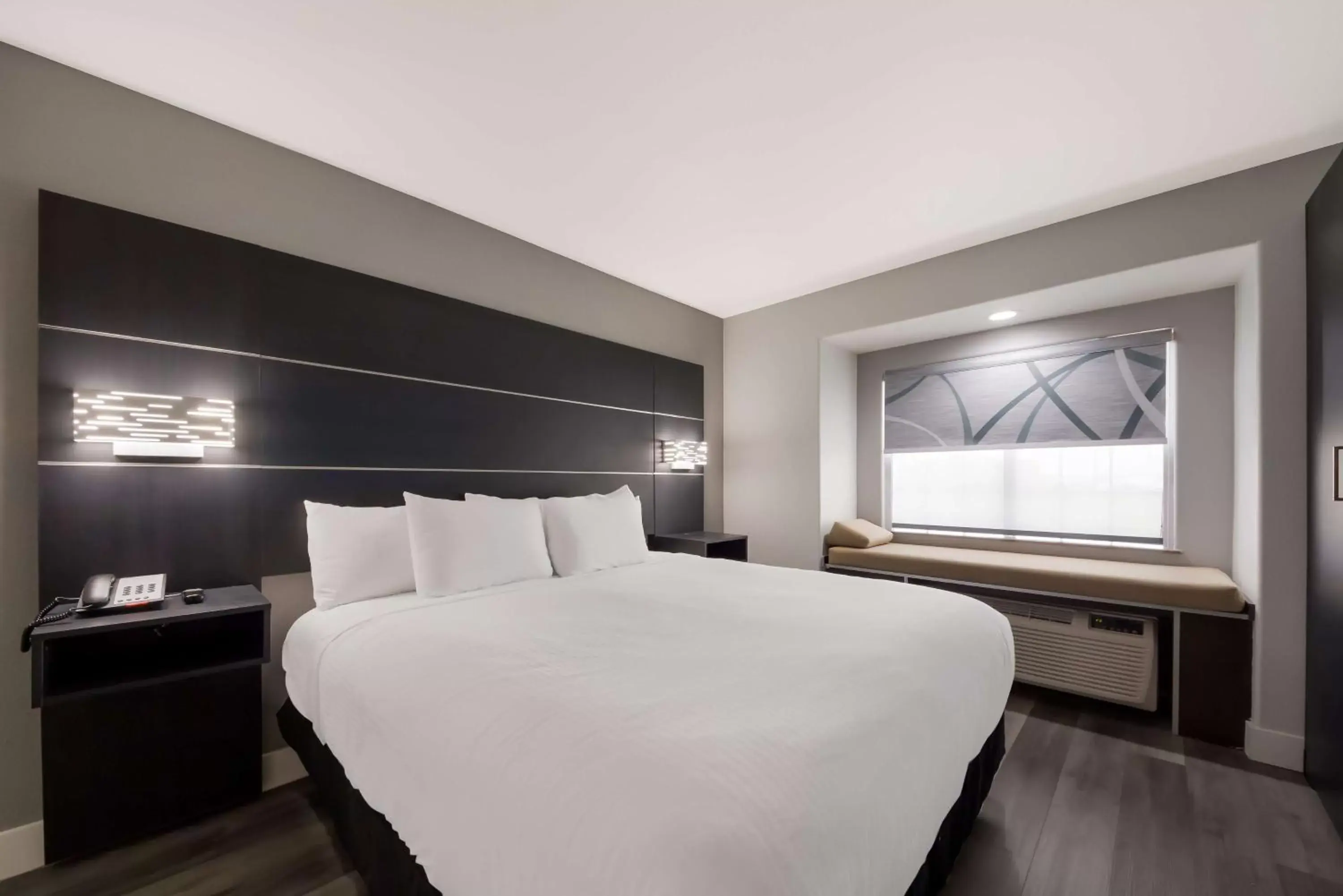 Bedroom, Bed in SureStay Hotel by Best Western San Antonio West SeaWorld