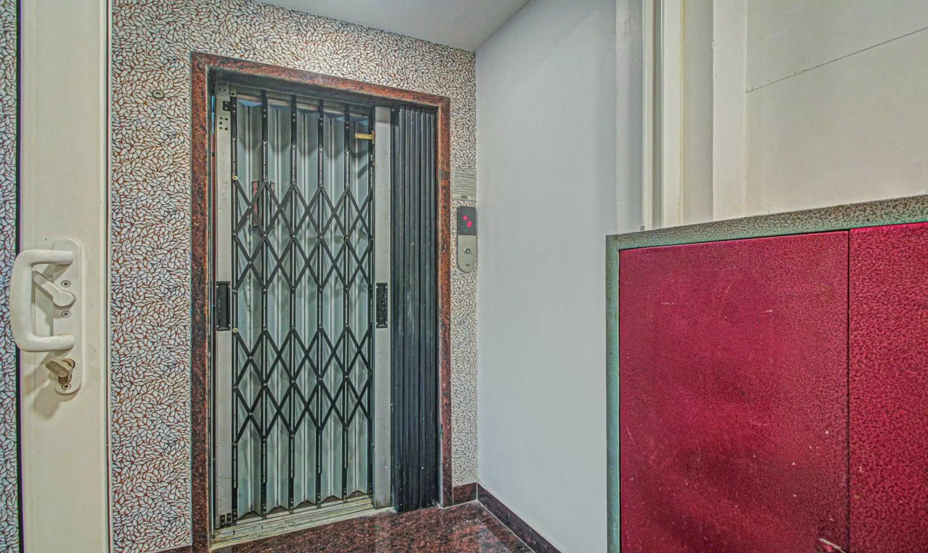 elevator in Itsy Hotels Reotel Near Rabindra Sarobar