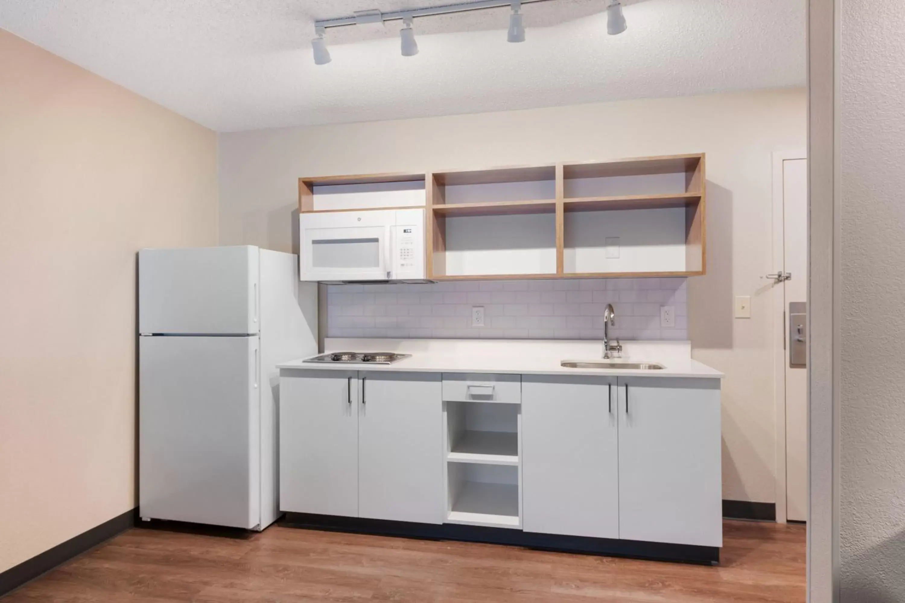 Kitchen or kitchenette, Kitchen/Kitchenette in Extended Stay America Premier Suites - Oakland - Alameda