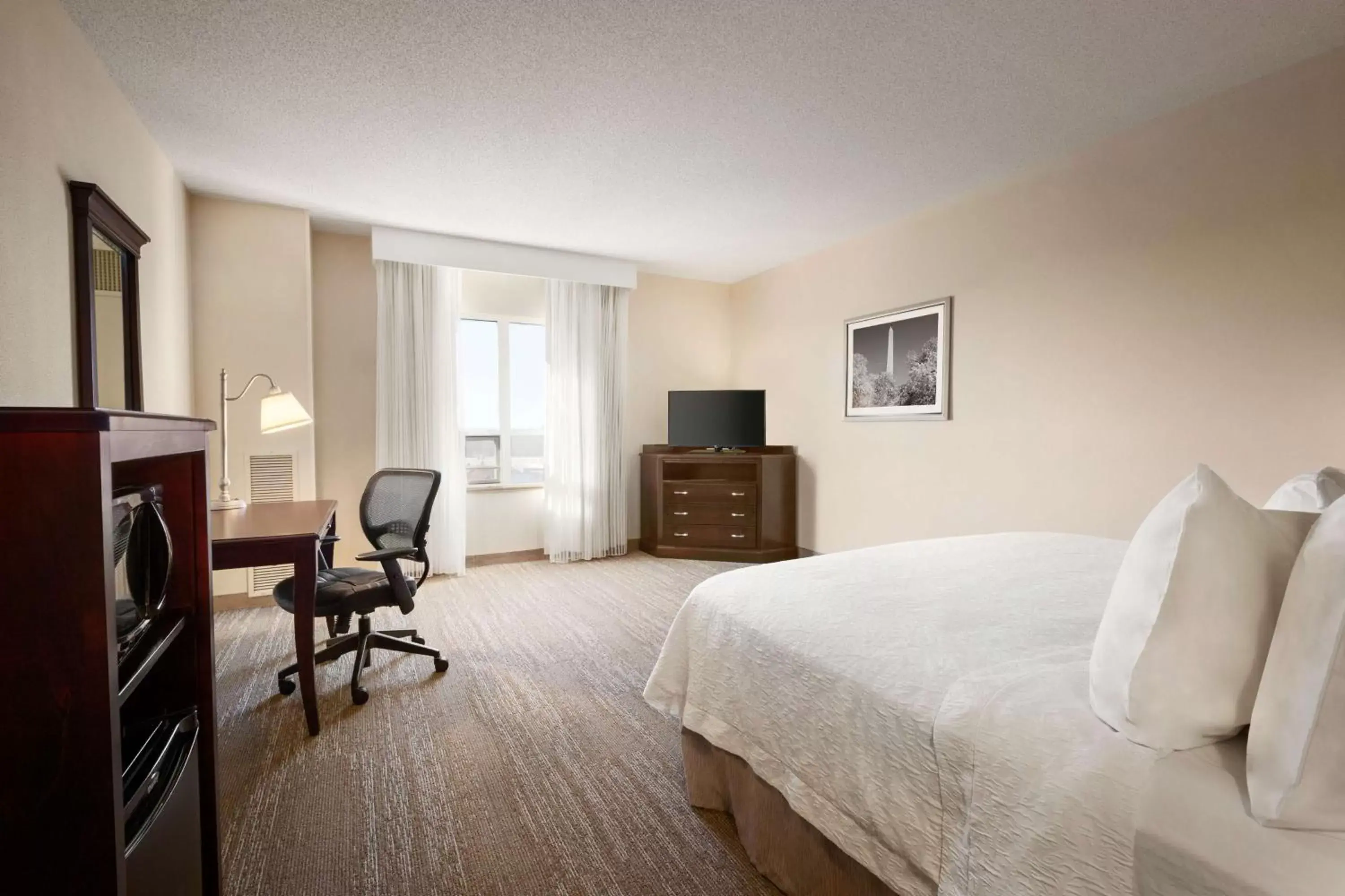 Bedroom, TV/Entertainment Center in Hampton Inn & Suites Washington-Dulles International Airport