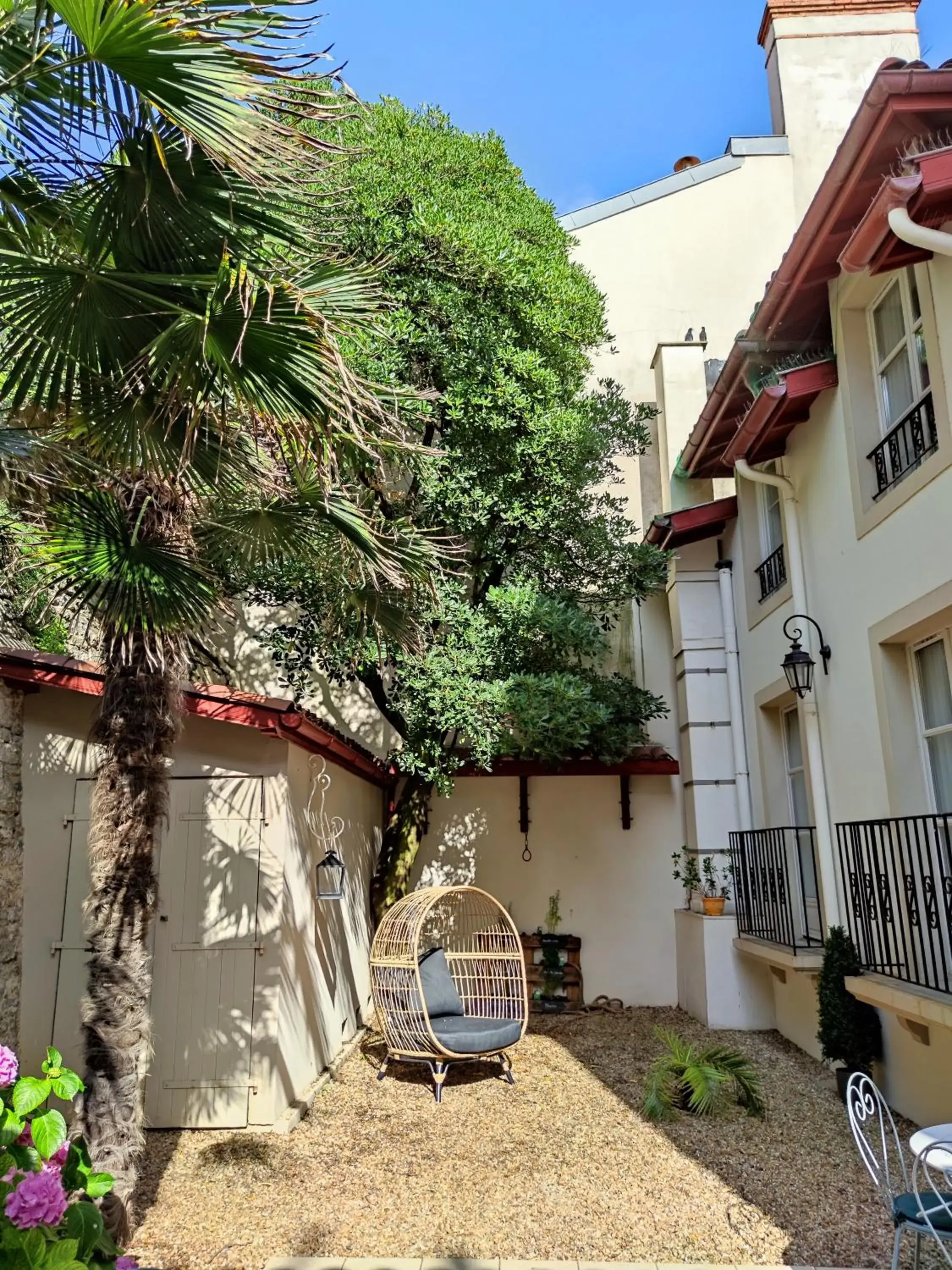 Patio, Property Building in Hôtel Georges VI