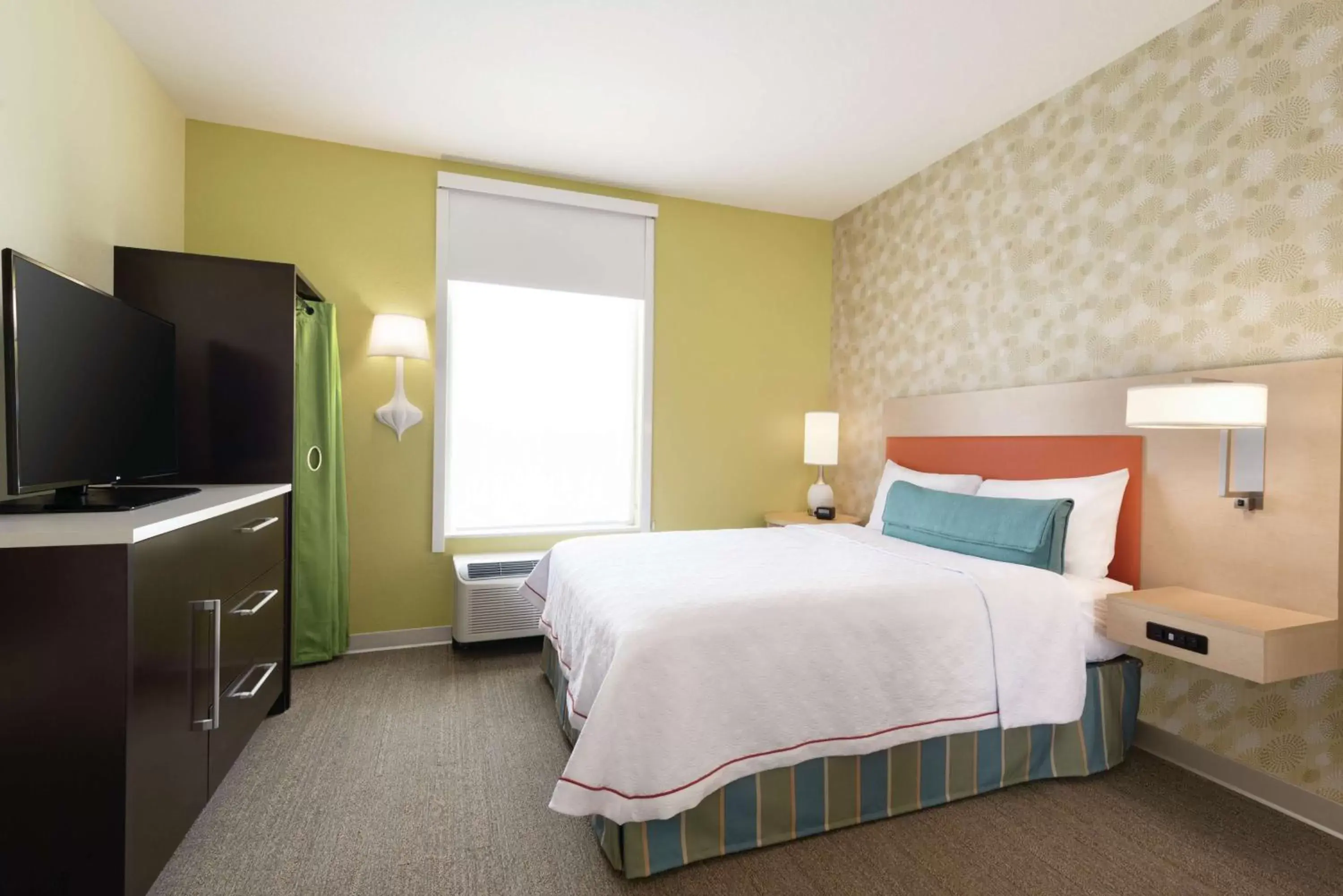 Bedroom, Bed in Home2 Suites by Hilton Cleveland Independence