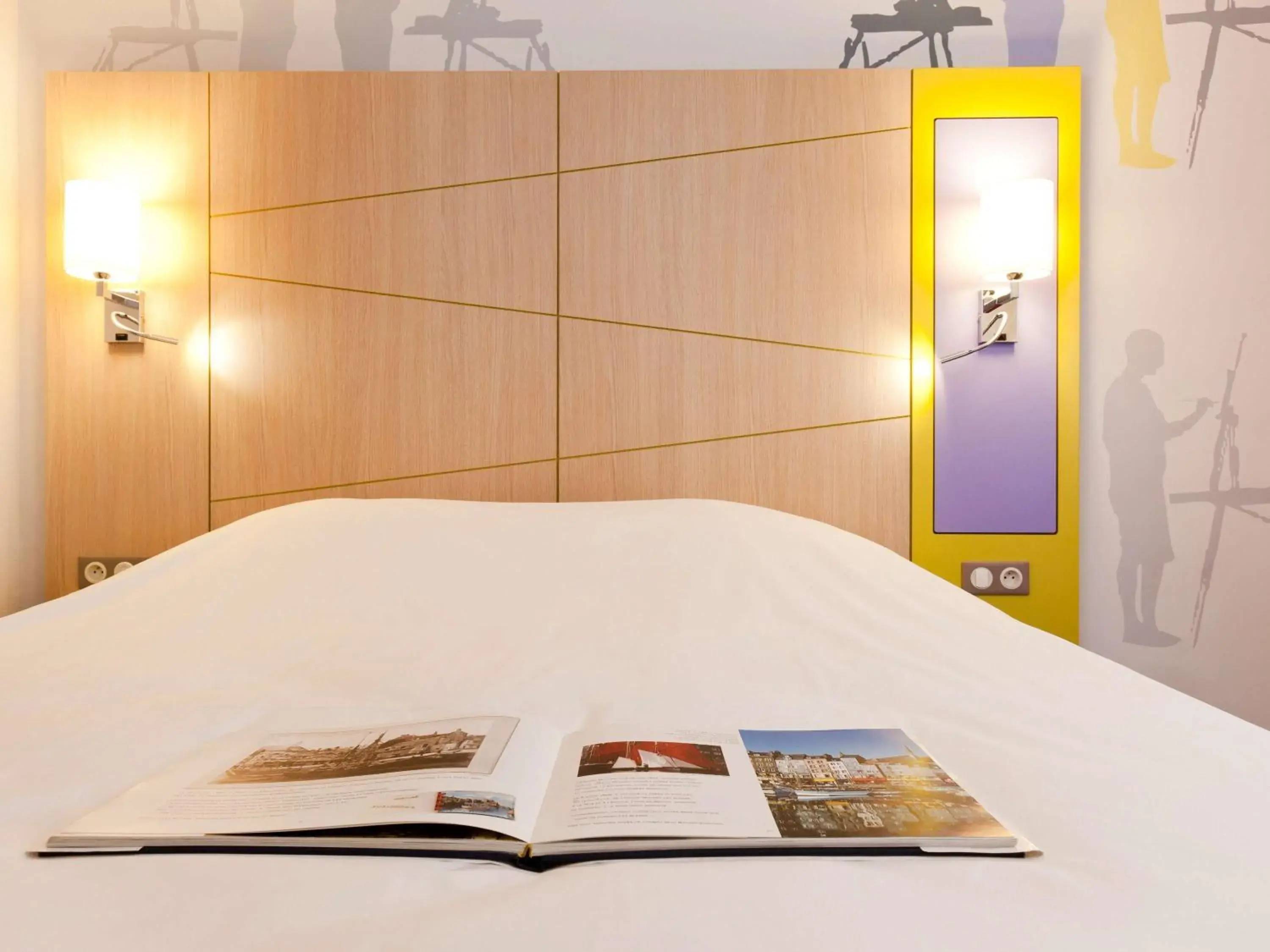 Bedroom, Bed in ibis Styles Honfleur Centre Historique