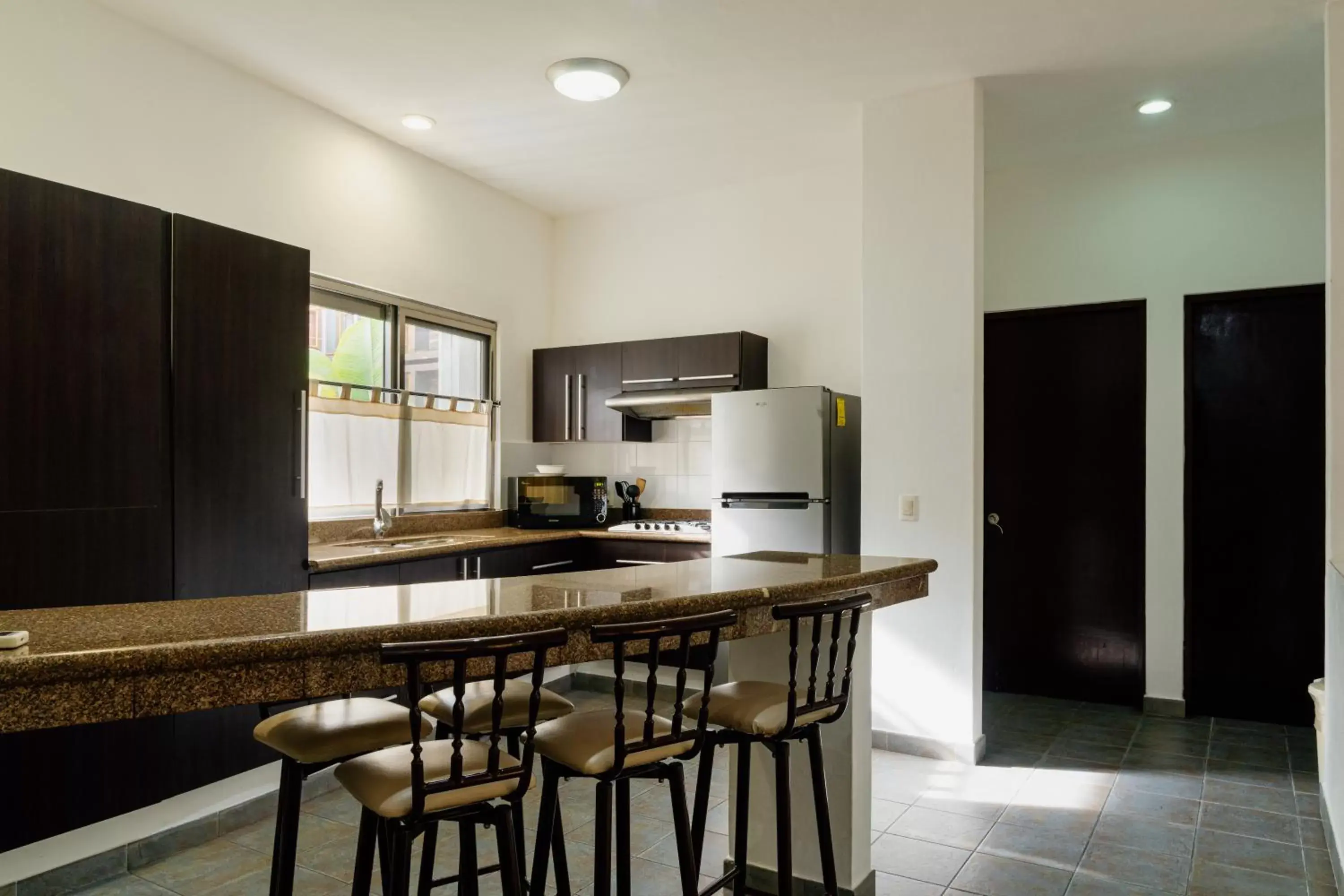 Dining area, Kitchen/Kitchenette in Dangelos Hotel on Fifth Avenue