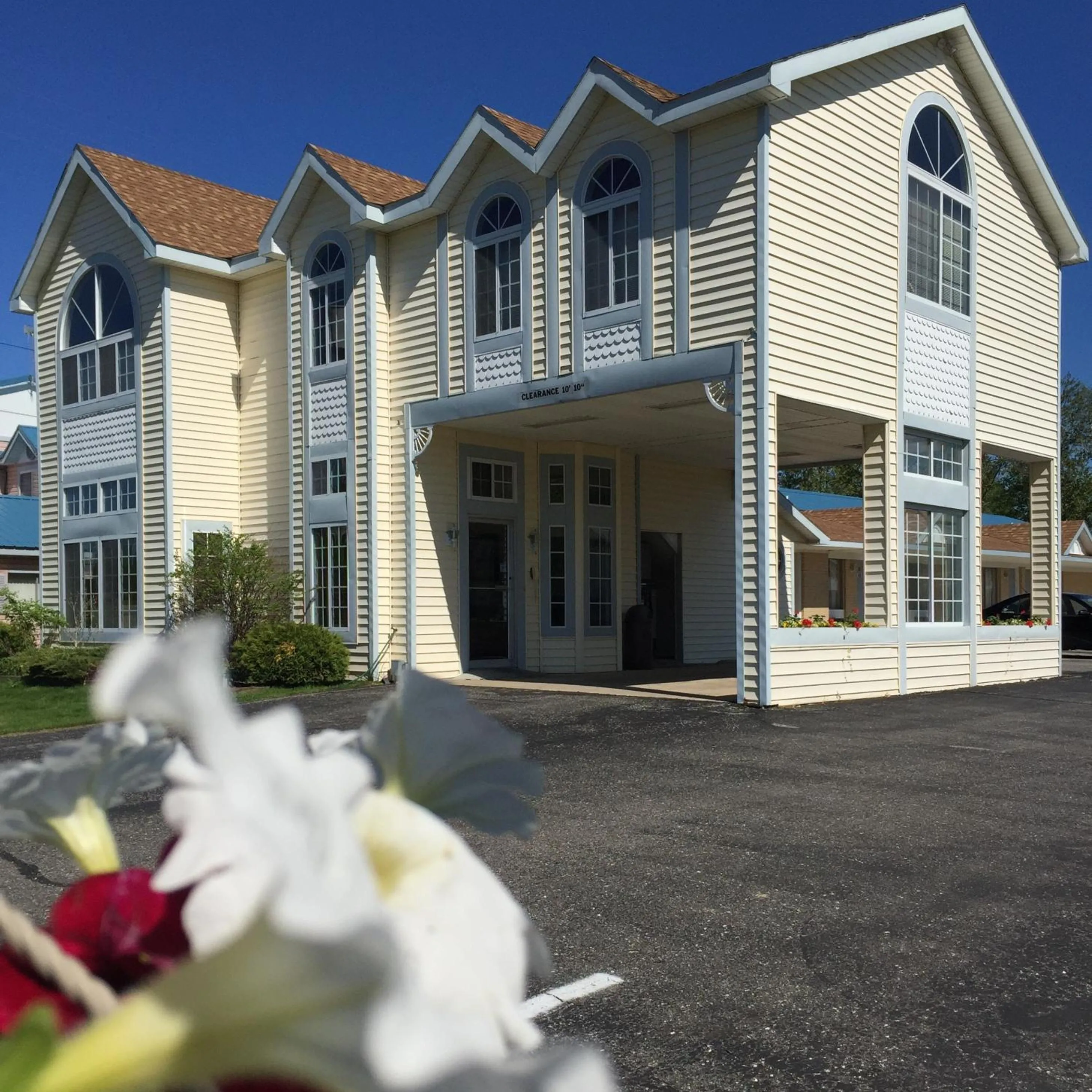 Facade/entrance in Thunderbird Inn of Mackinaw City