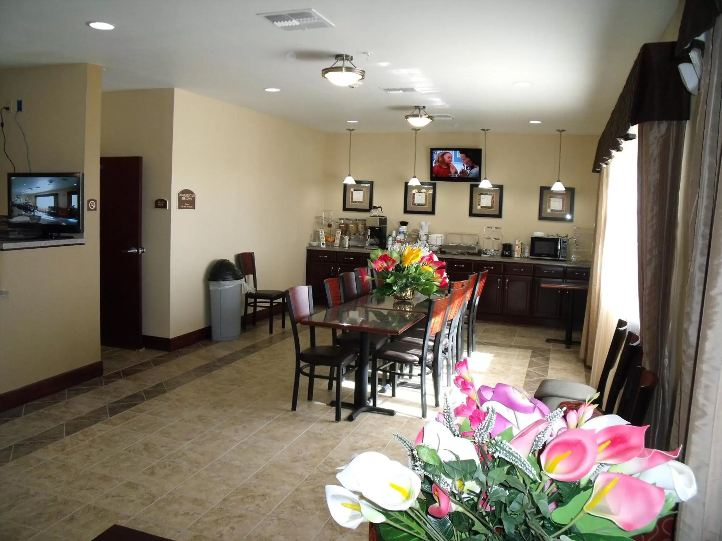 Breakfast, Restaurant/Places to Eat in Irish Inn and Suites