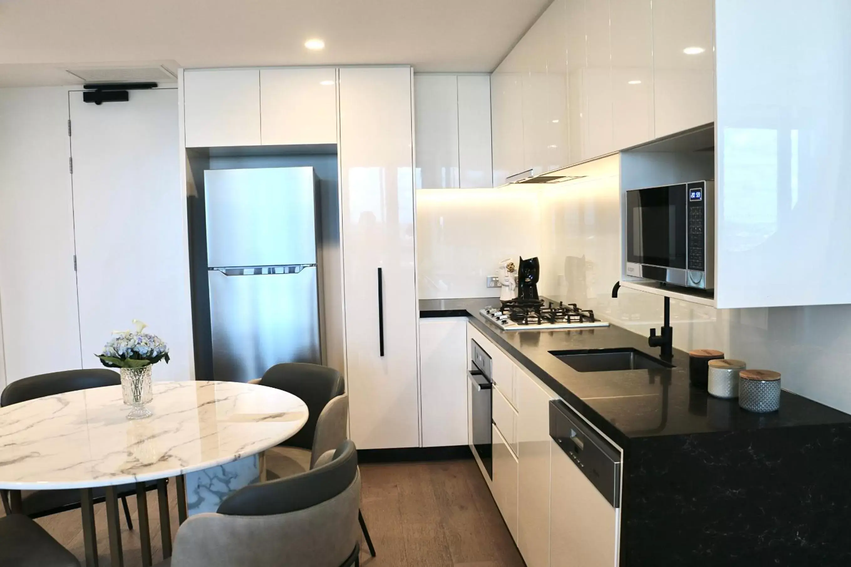 Dining area, Kitchen/Kitchenette in Kooii Apartments