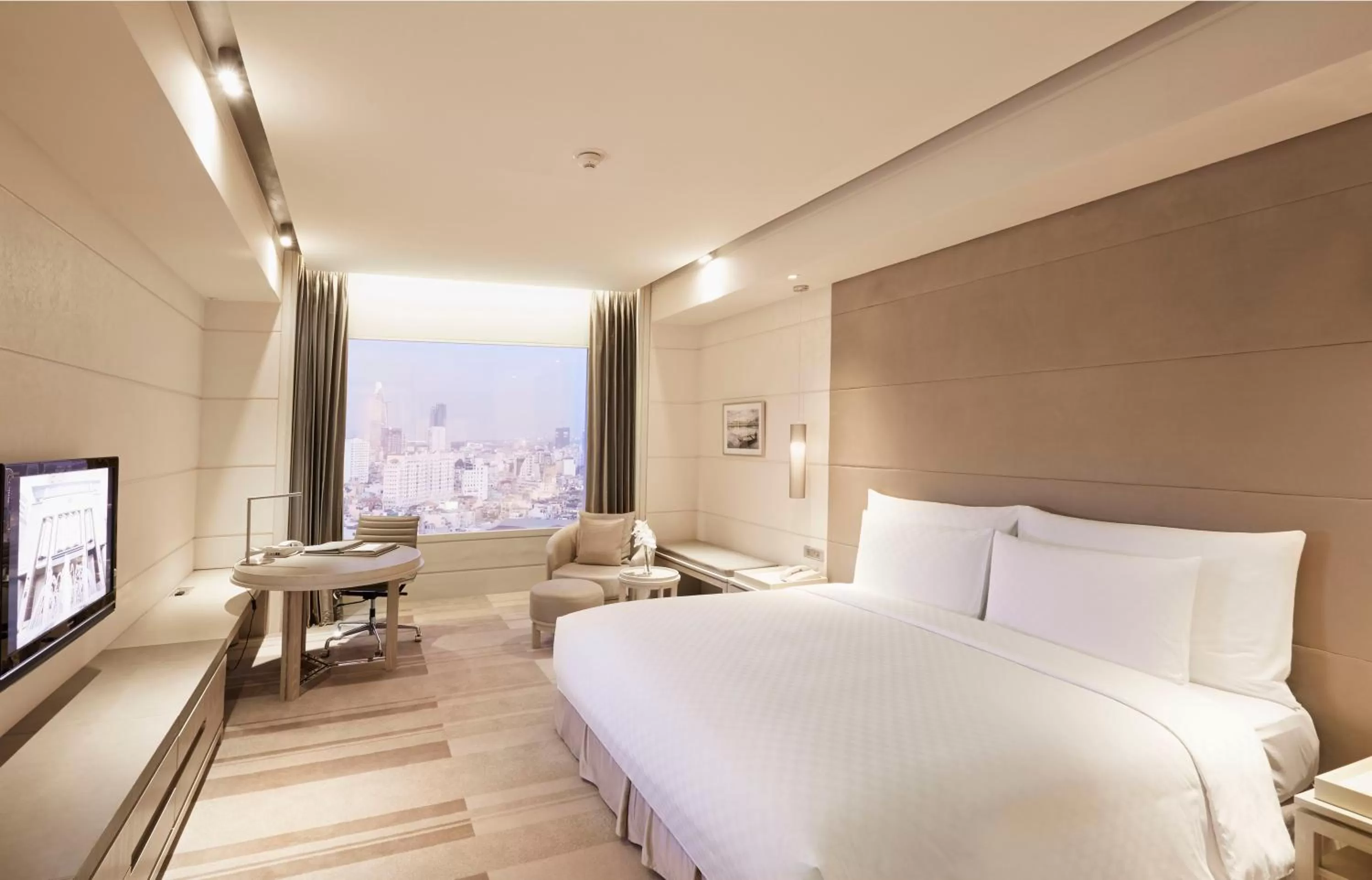 Bedroom, Bed in Hotel Nikko Saigon